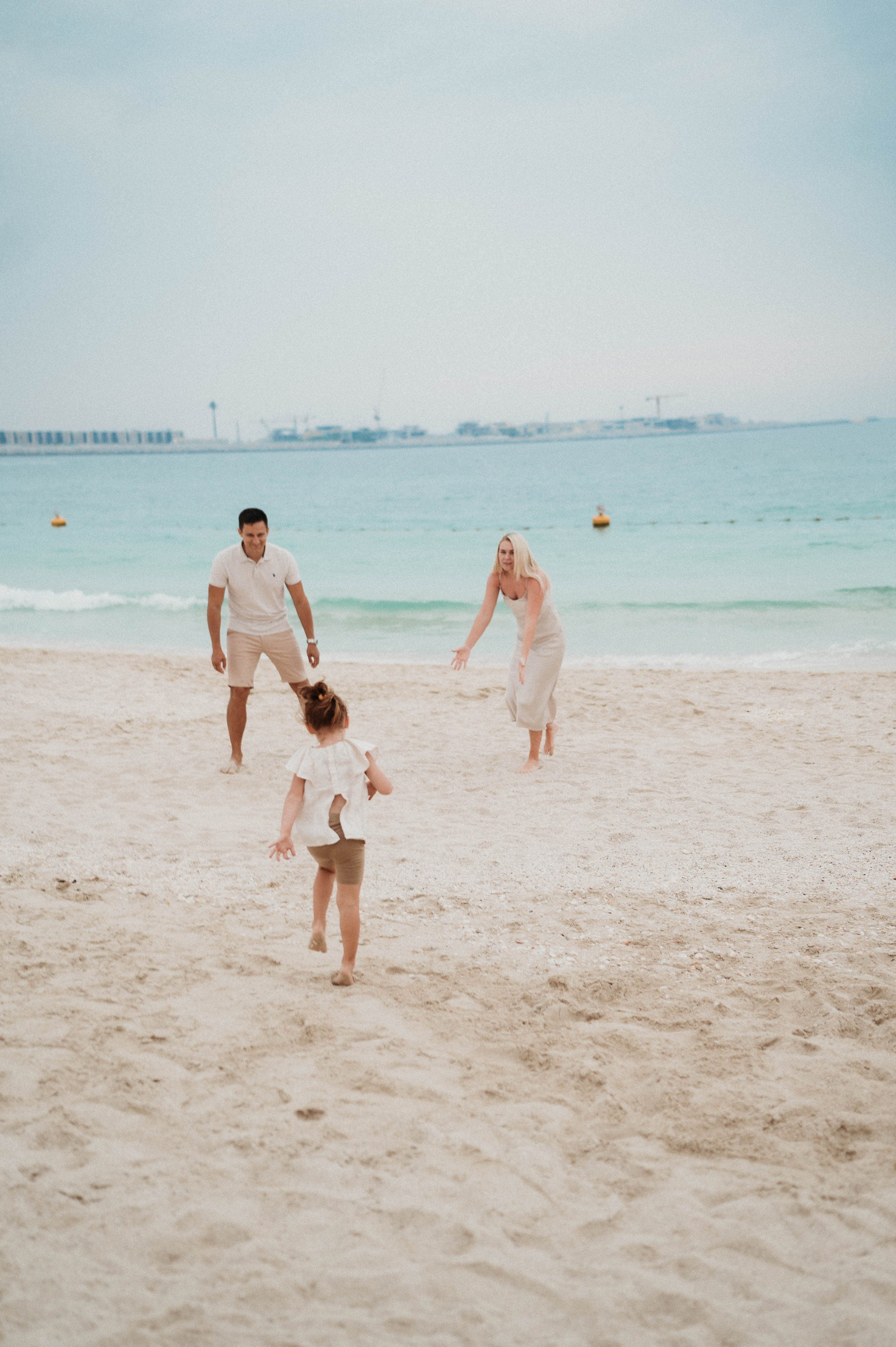Даша, Женя и Эми на пляже. Семейный фотограф в Дубае и Москве Ольга Белотуркина
