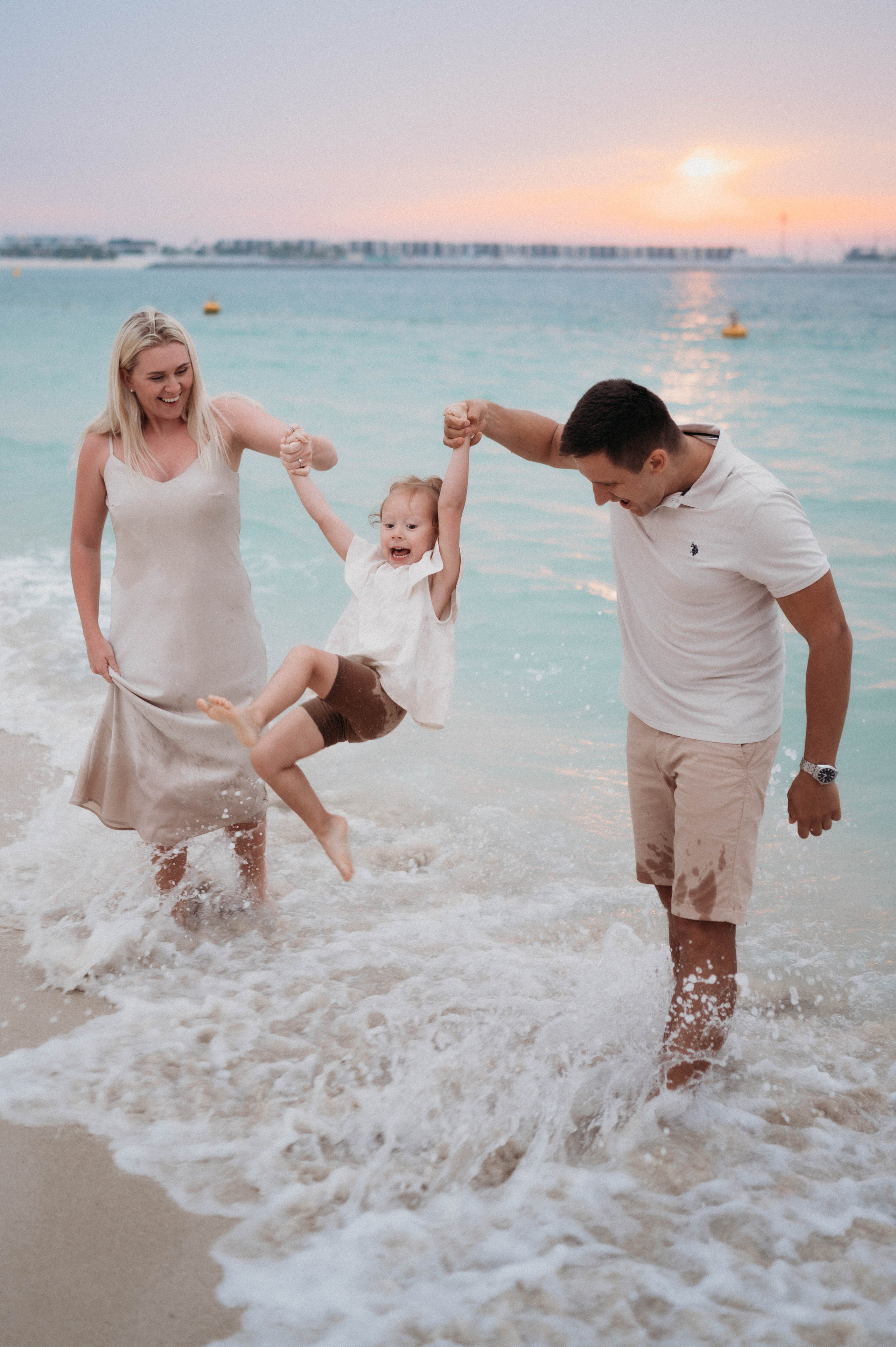 Даша, Женя и Эми на пляже. Семейный фотограф в Дубае и Москве Ольга Белотуркина