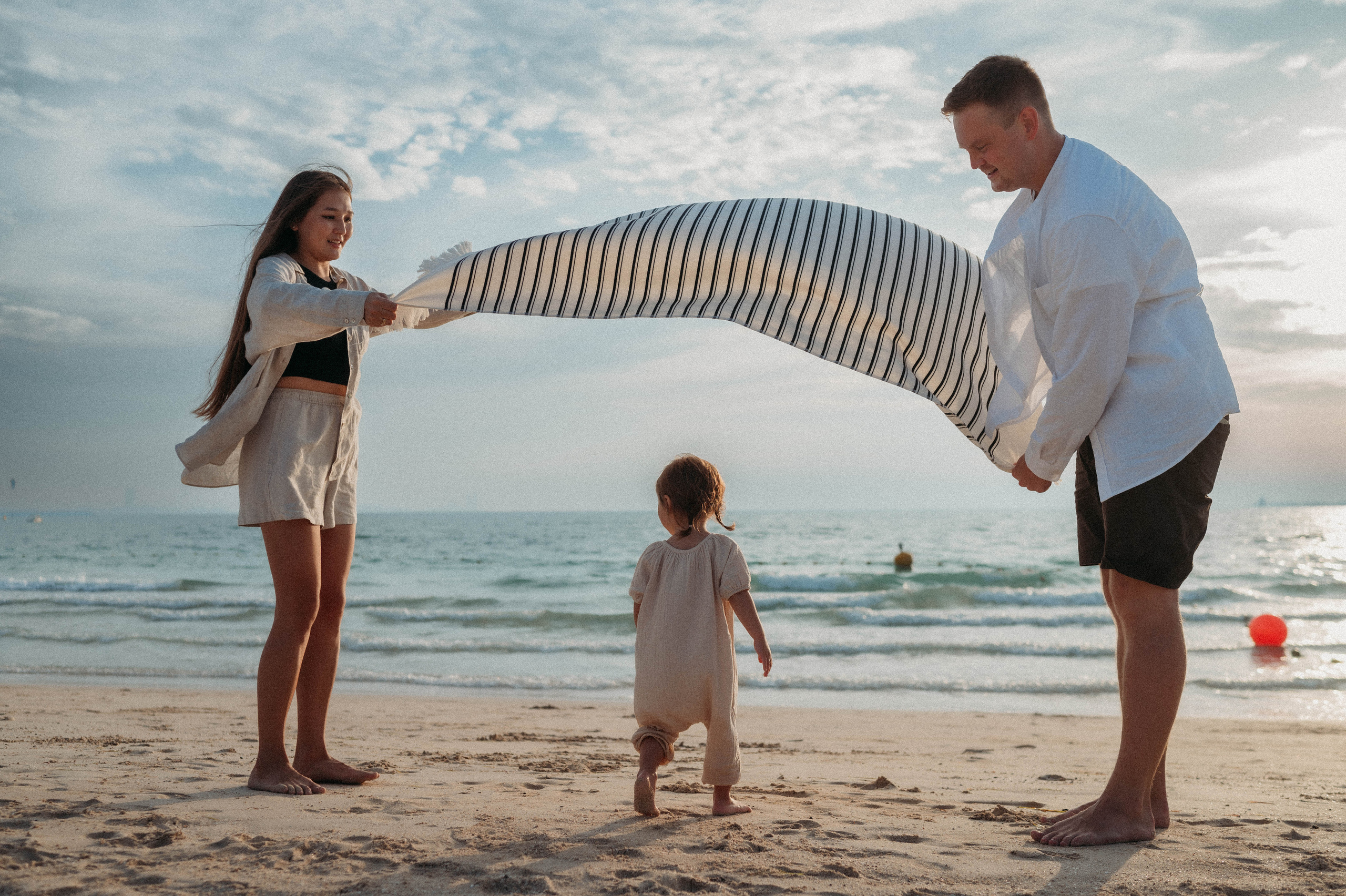 Эльзята, Игорь и Ива на пляже. Семейный фотограф в Дубае и Москве Ольга Белотуркина