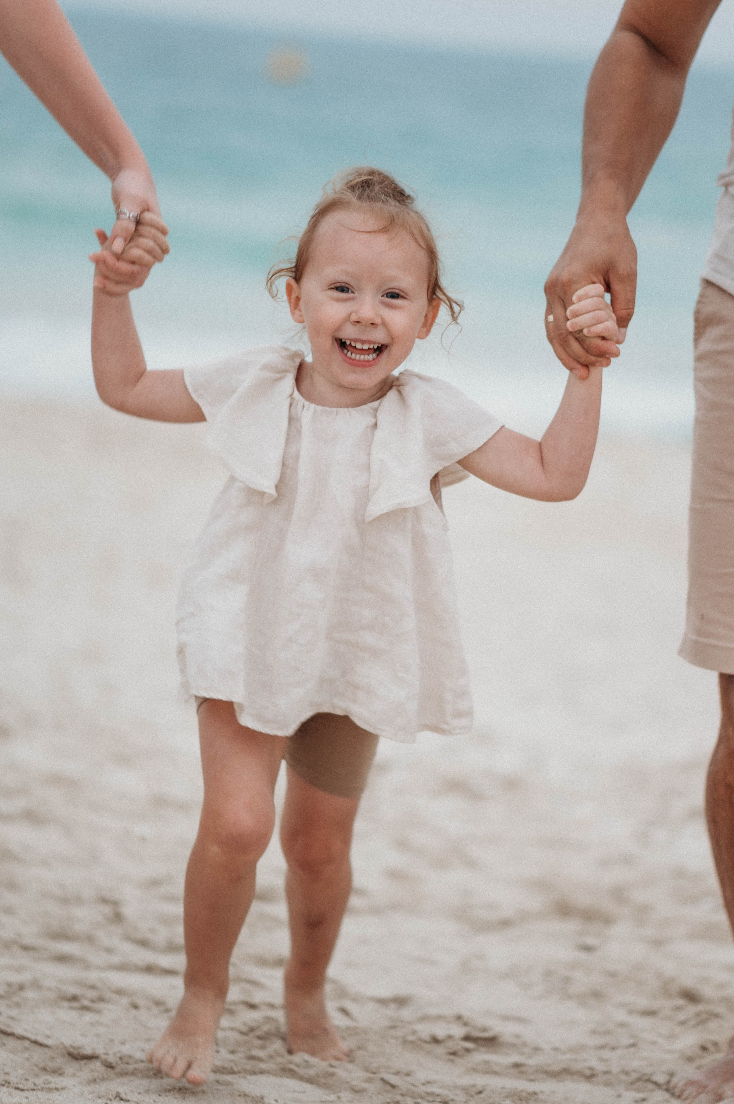 Даша, Женя и Эми на пляже. Семейный фотограф в Дубае и Москве Ольга Белотуркина