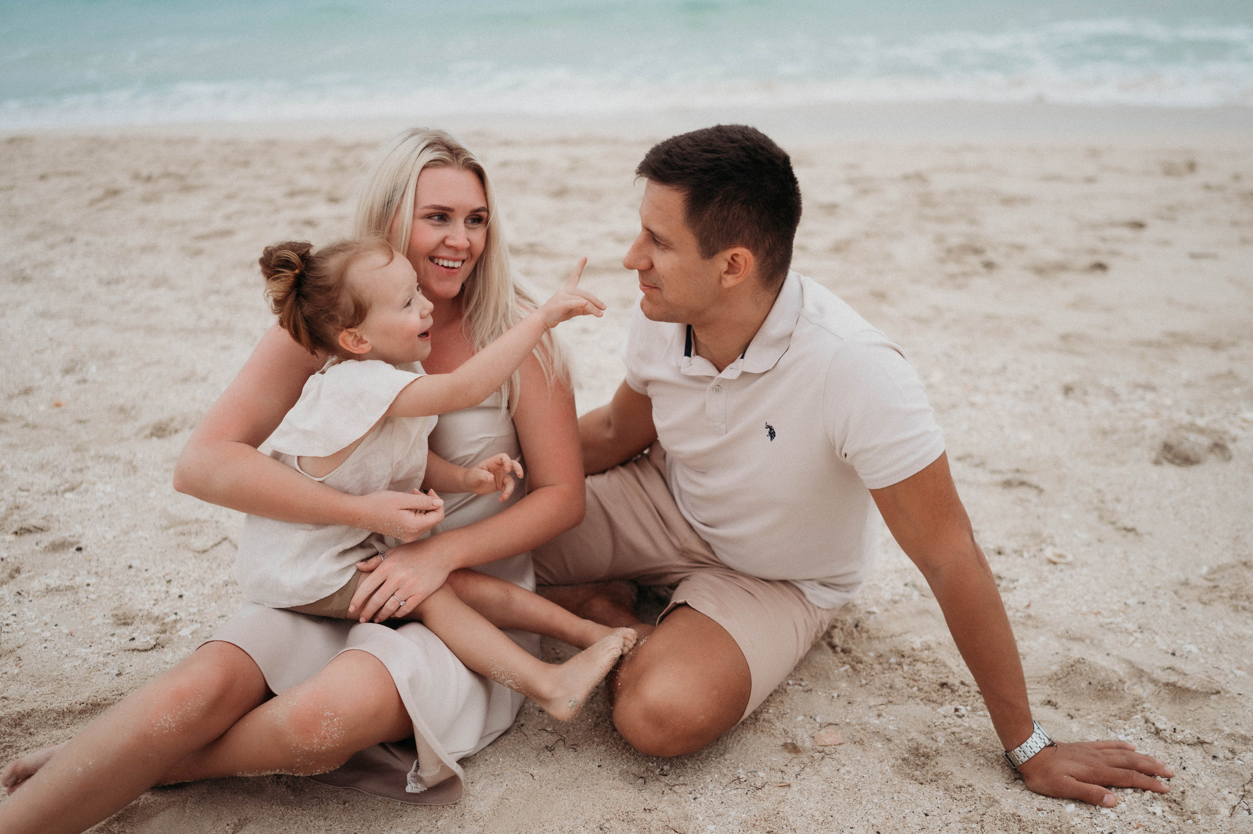 Даша, Женя и Эми на пляже. Семейный фотограф в Дубае и Москве Ольга Белотуркина