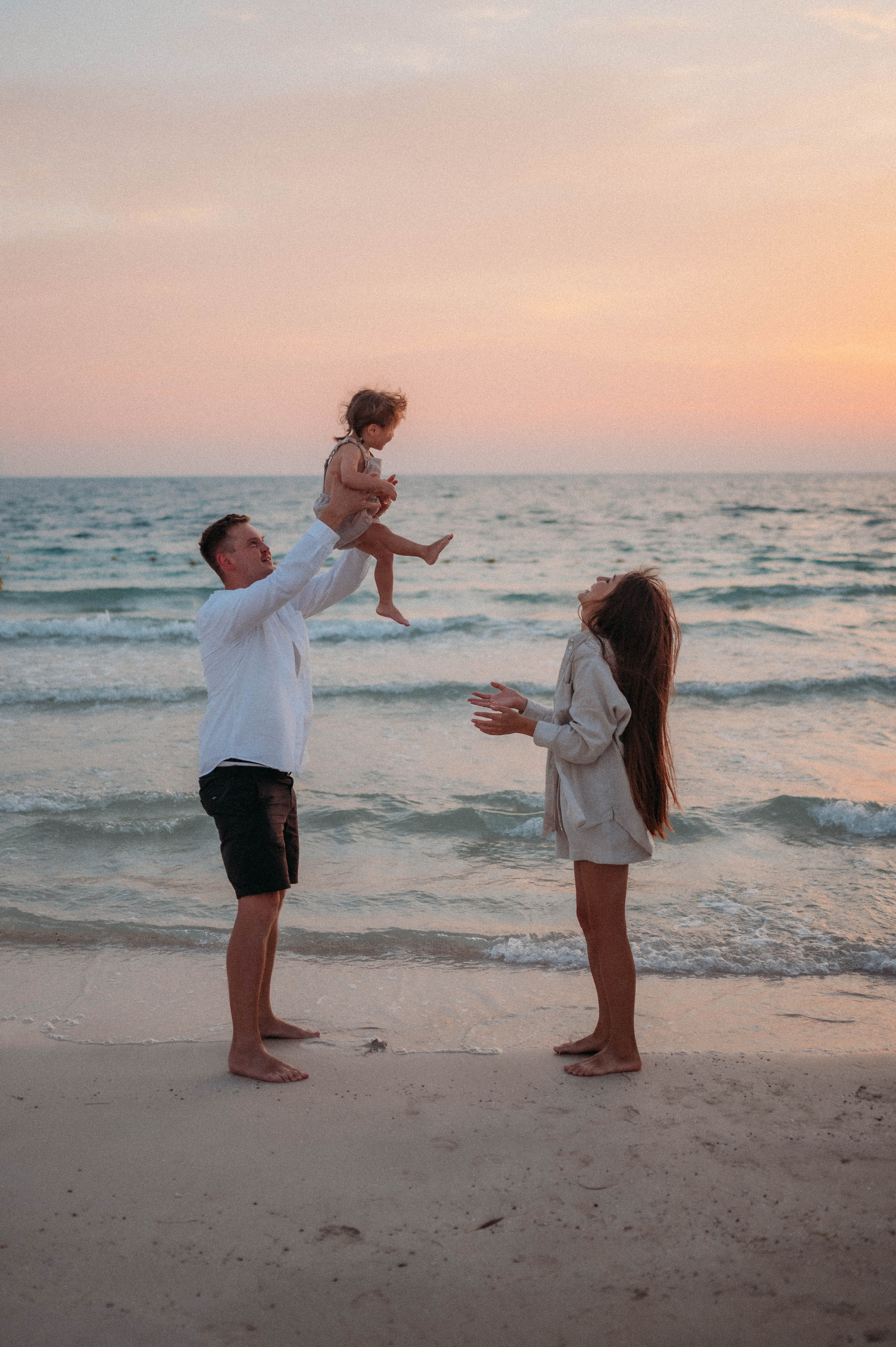 Эльзята, Игорь и Ива на пляже. Семейный фотограф в Дубае и Москве Ольга Белотуркина