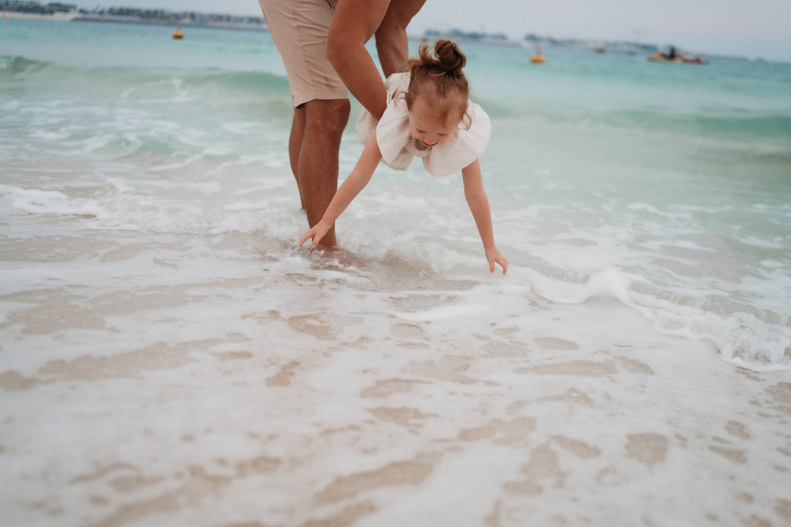Даша, Женя и Эми на пляже. Семейный фотограф в Дубае и Москве Ольга Белотуркина