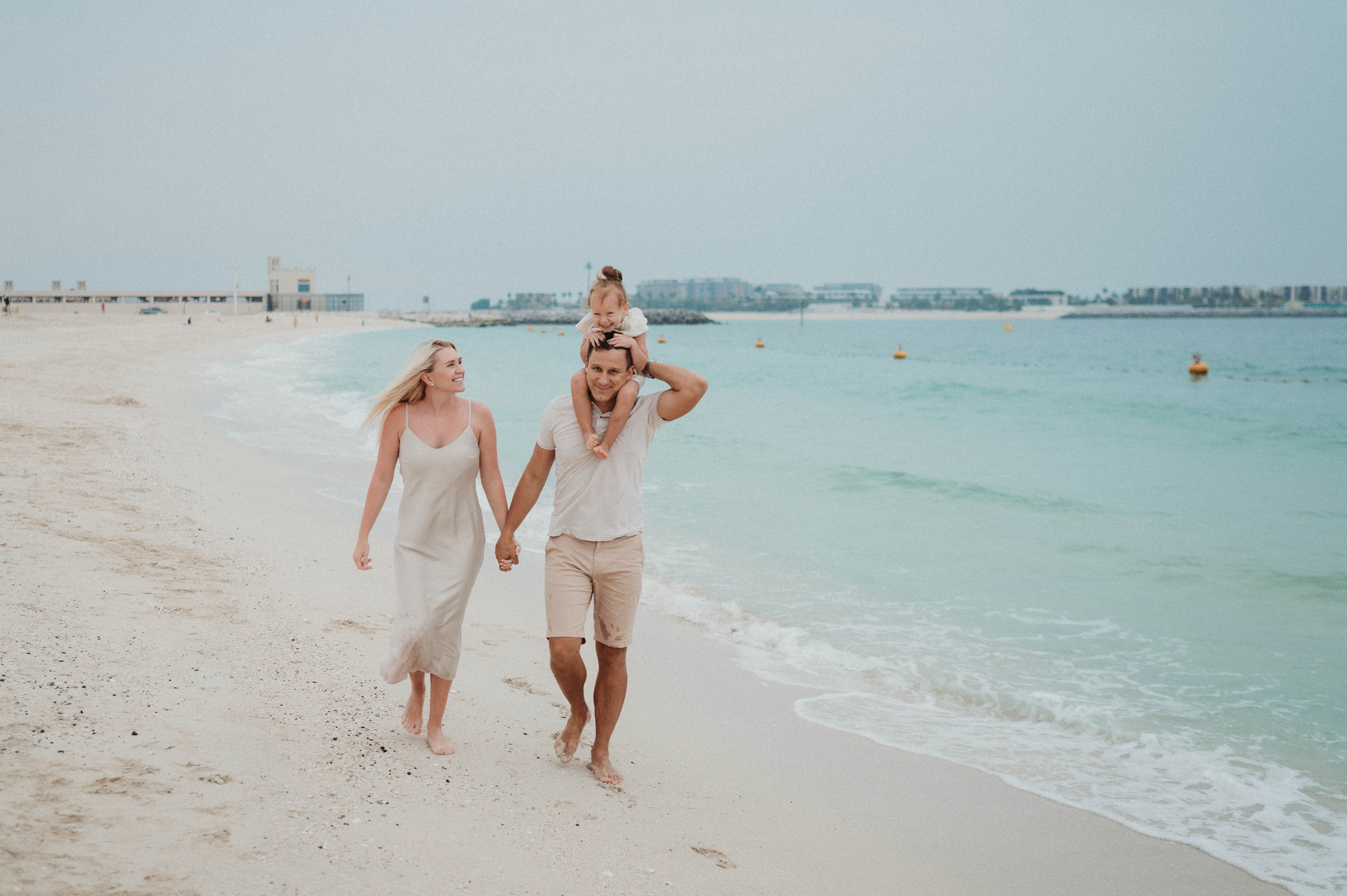 Даша, Женя и Эми на пляже. Семейный фотограф в Дубае и Москве Ольга Белотуркина