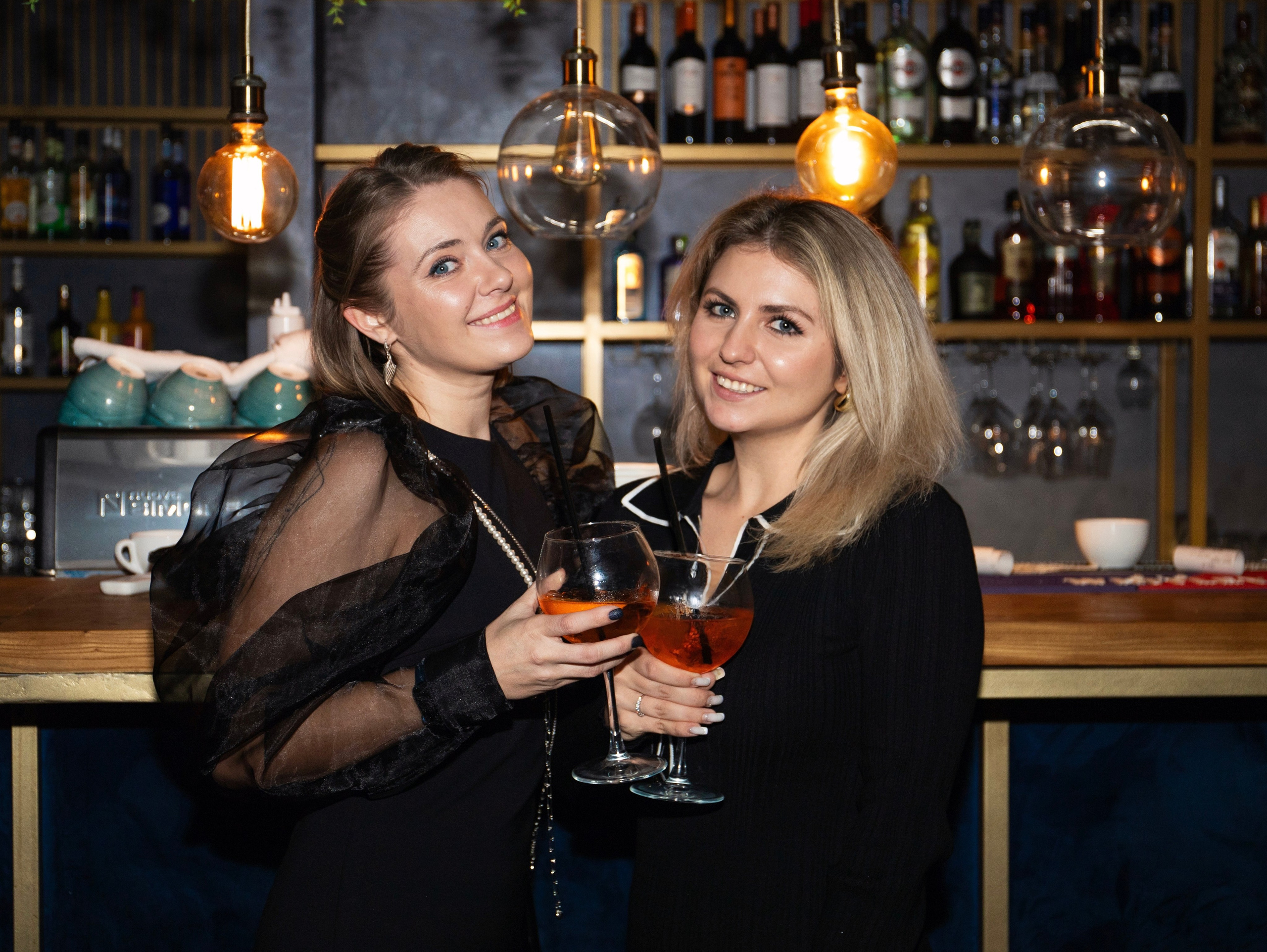 Репортажка из кальян-бара. Свадебный и семейный фотограф в Москве Мила Широких