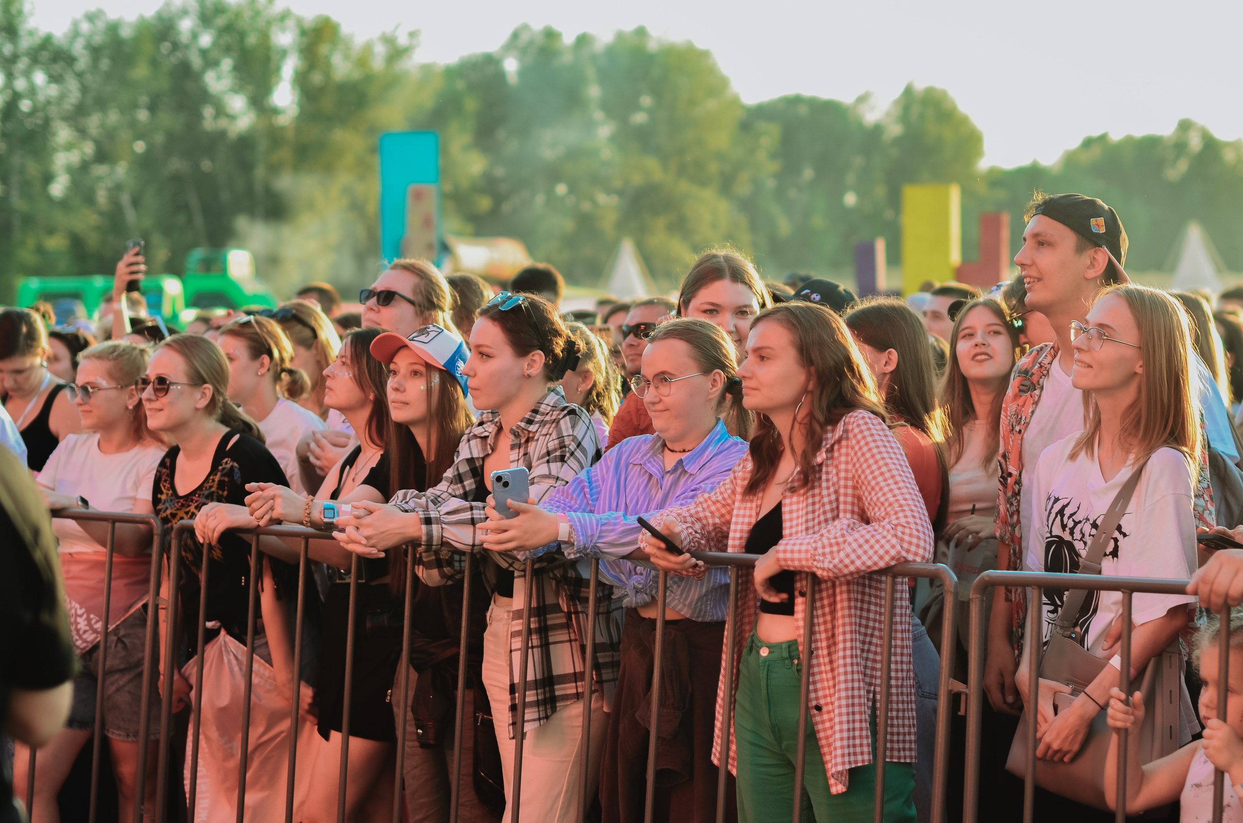 Фестиваль «Грань» 2025. Спортивная площадка. Денисова Аля — фотограф для парных съемок и индивидуальных историй в Барнауле