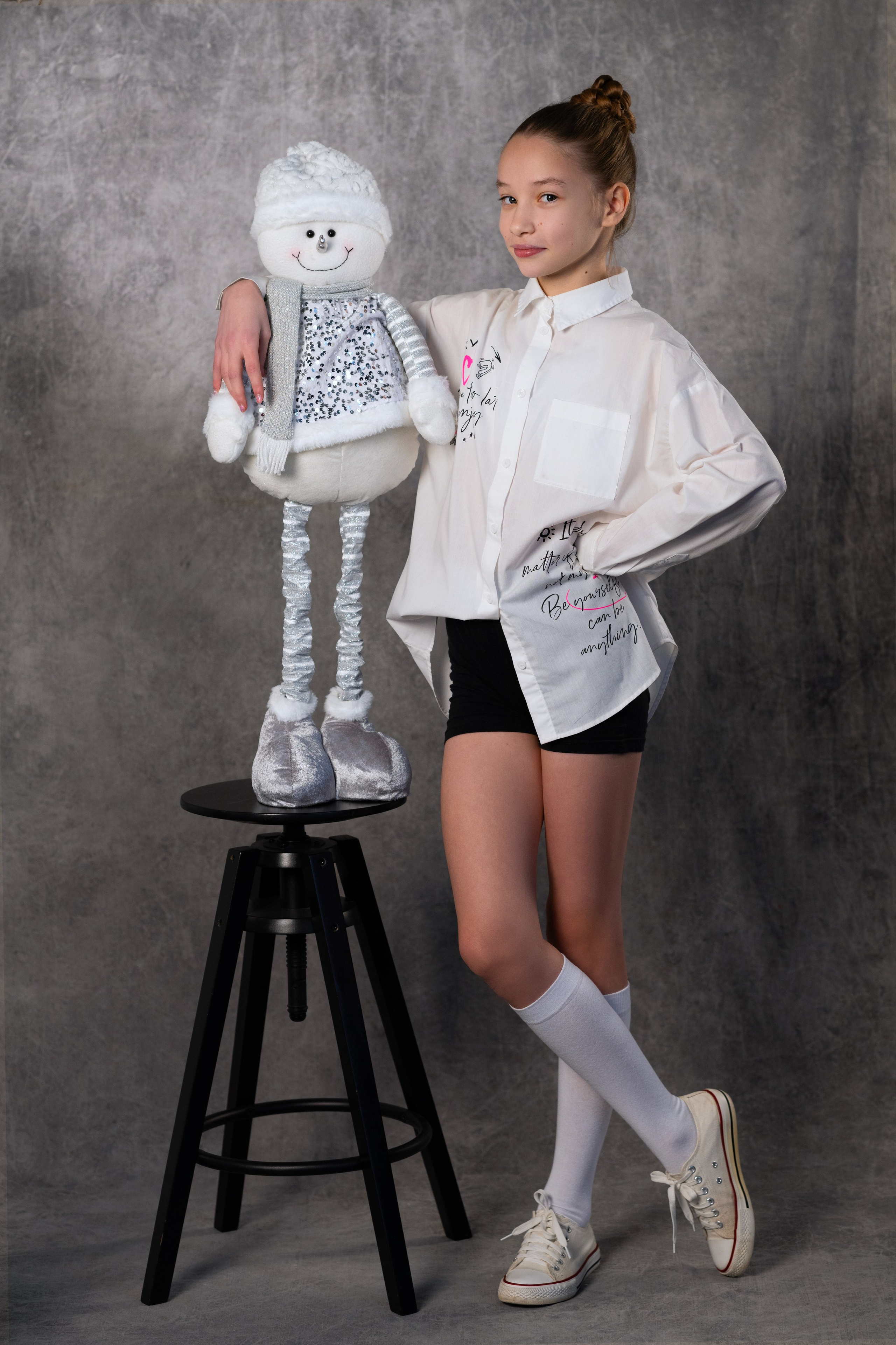 Адель. Девочка в шортах