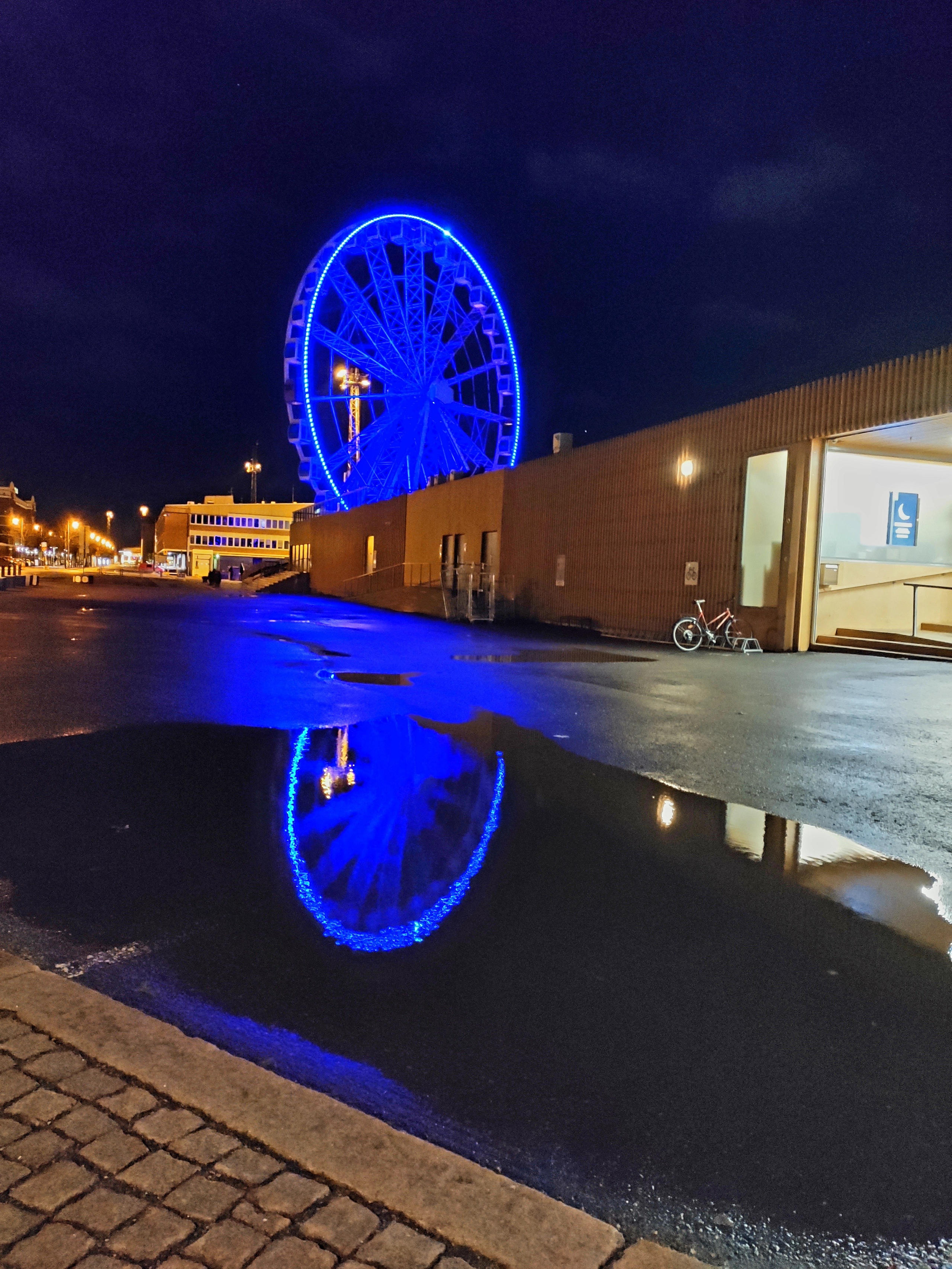 Колесо обозрения в порту каждый раз нас приветливо зазывало прокатиться. Но дети уже повзрослели, хватило одного раза :)