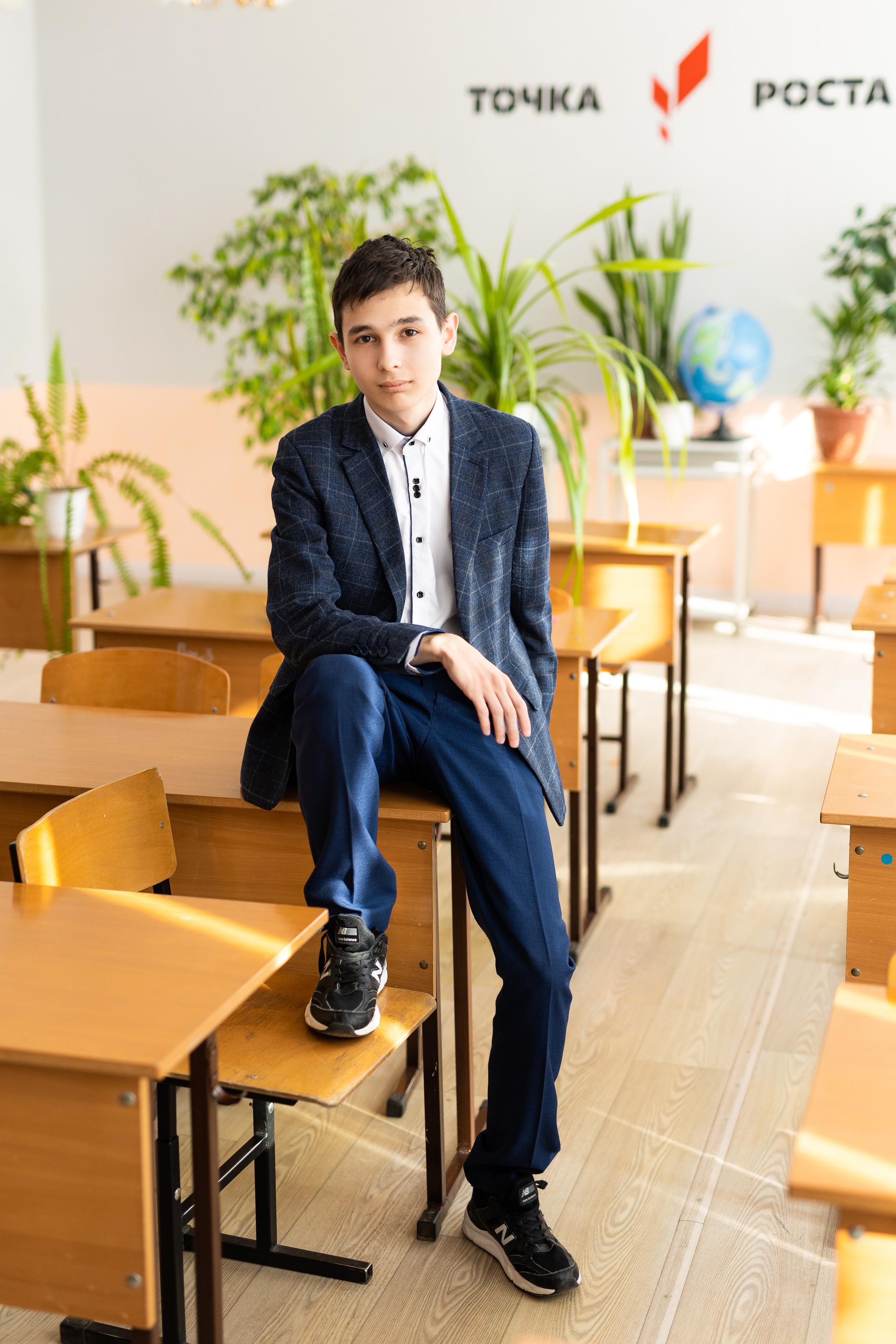 Портреты с естественным светом в интерьере школьного кабинета. Выпускные альбомы и фотокниги в Уфе и РБ