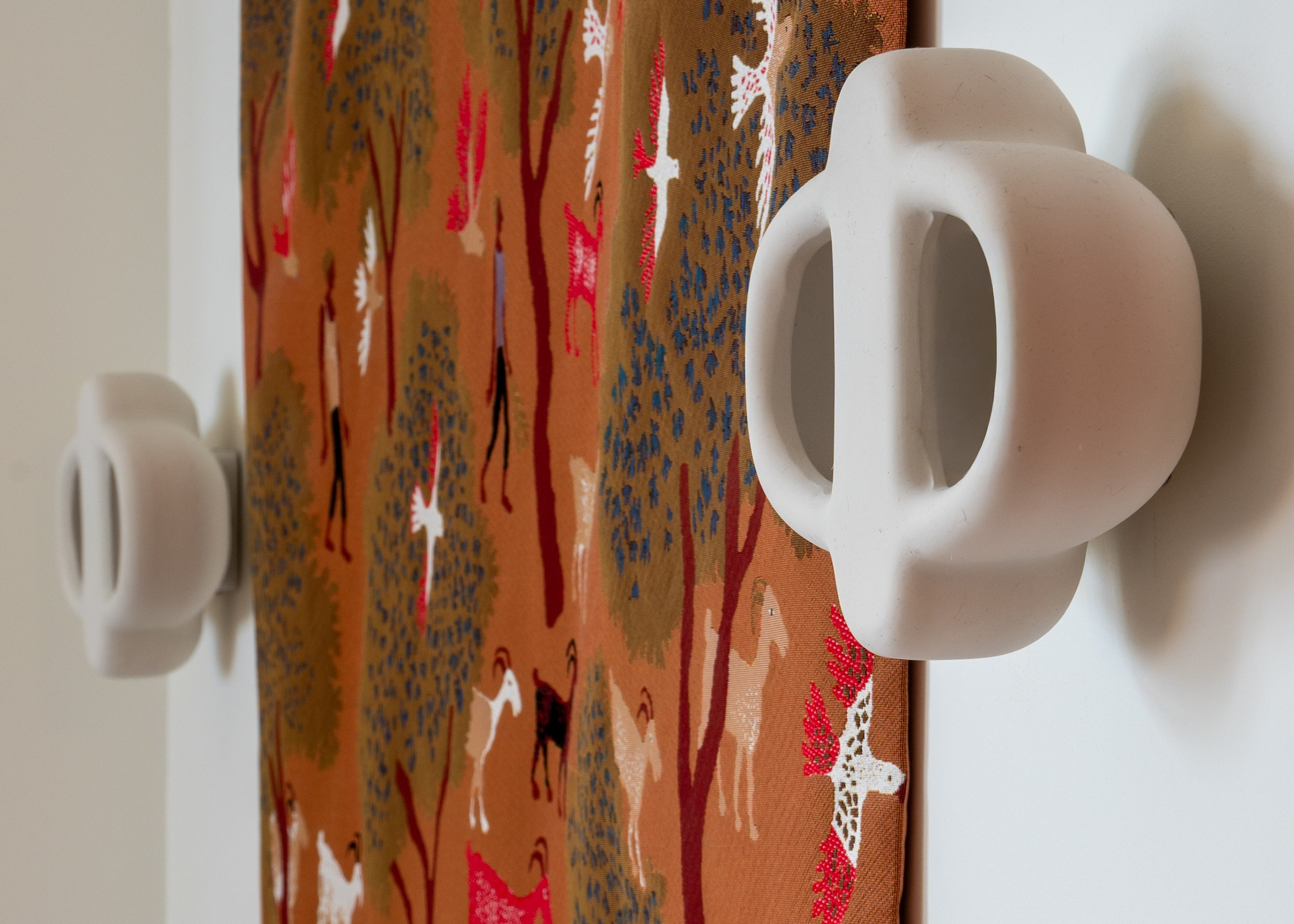 Интерьерная деталь: светильник и гобелен, проект «Орликов».