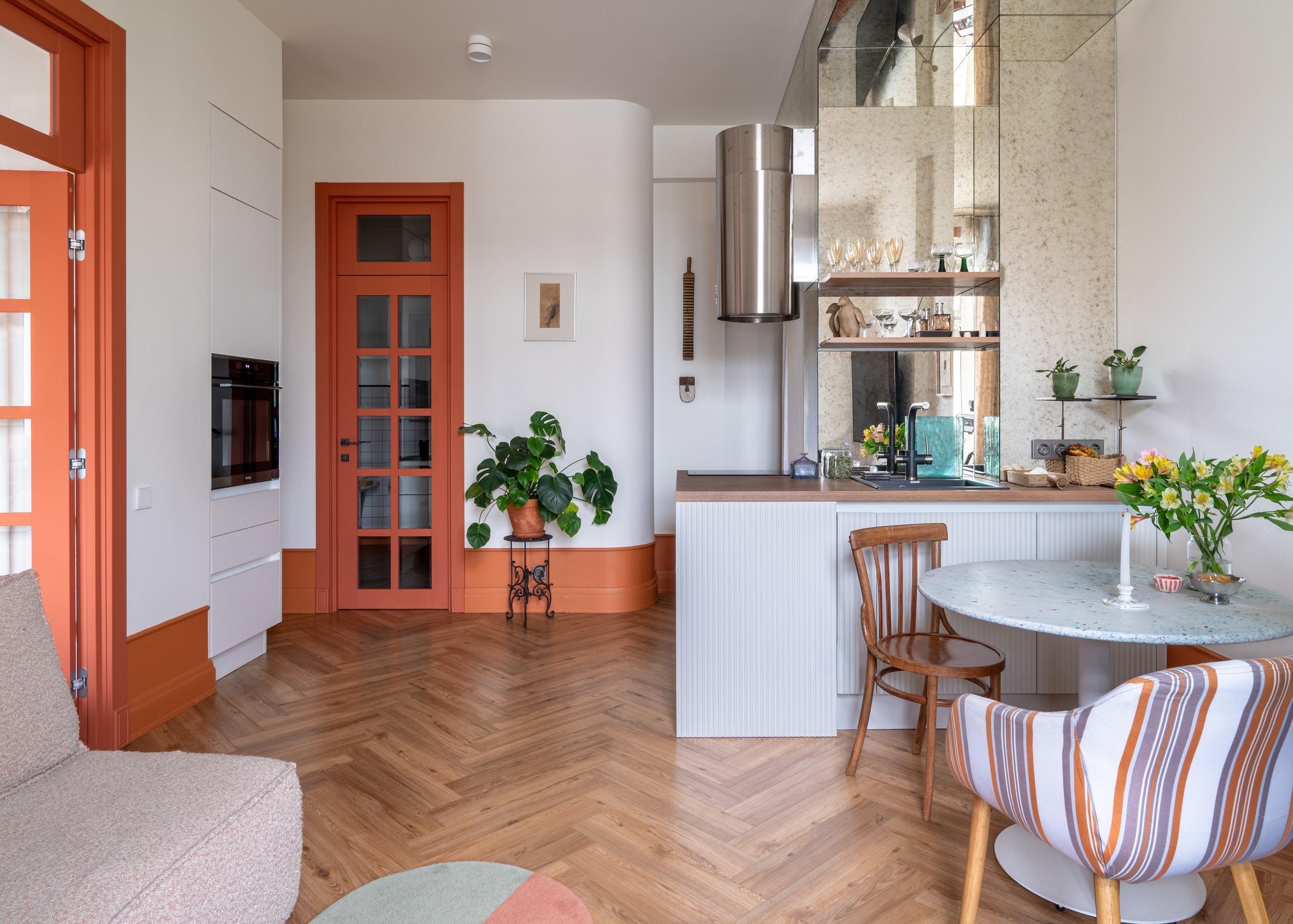 Вид на столовую зону с панорамными окнами, интерьерная фотография.