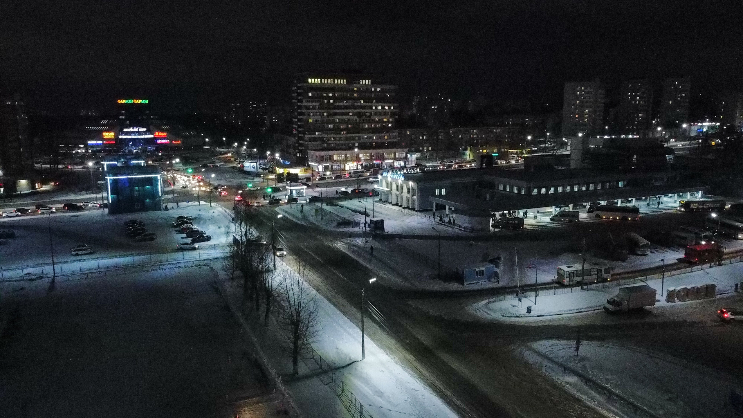 Зимний город Ярославль ночью, автовокзал