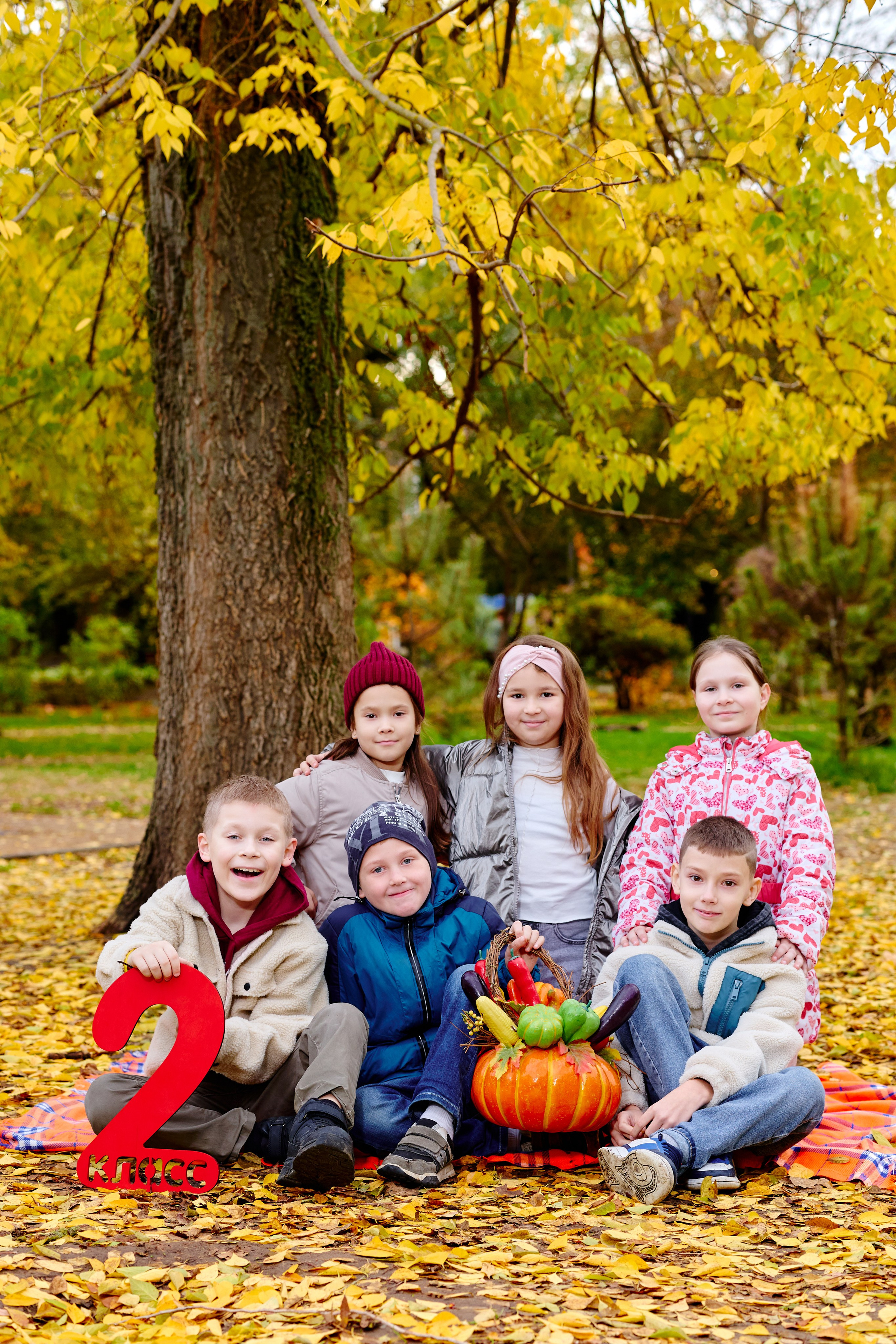 Прогулка в парке классом. Фотограф Выпускные альбомы Таганрог Сергей Коробченко