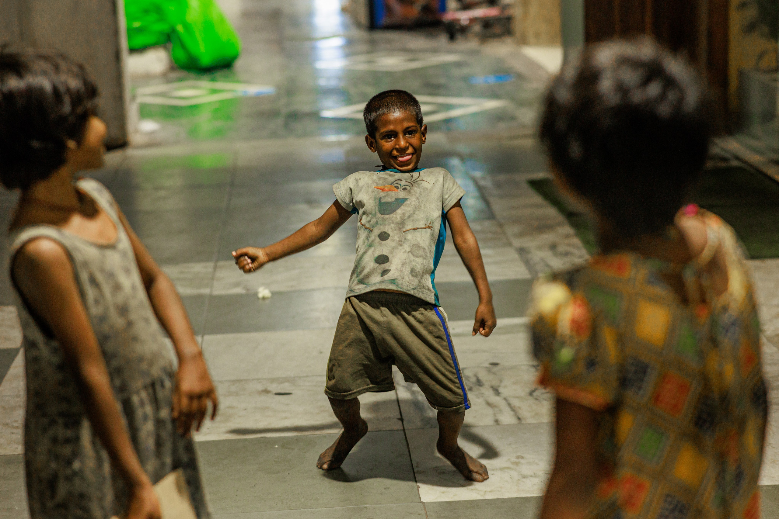 Крупный план лица индийского мужчины с морщинами и выразительными глазами, визуальное исследование Индии