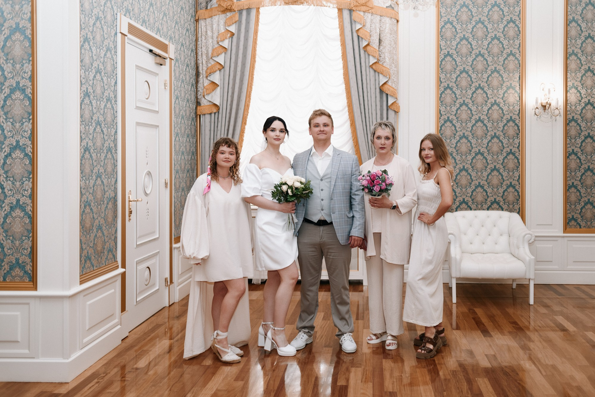 Свадебный фотограф Тюмень — Роман и Ксения: фотосессия с гостями и прогулка в парке. Портретный фотограф Тюмень Дарья Мустафина