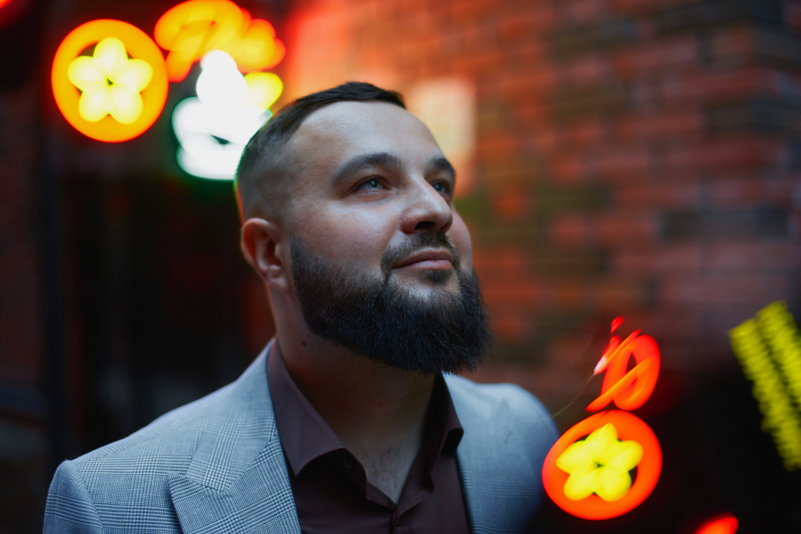 Мужская портретная фотосессия для Артема на улице. Репортажный и женский фотограф в Новосибирске