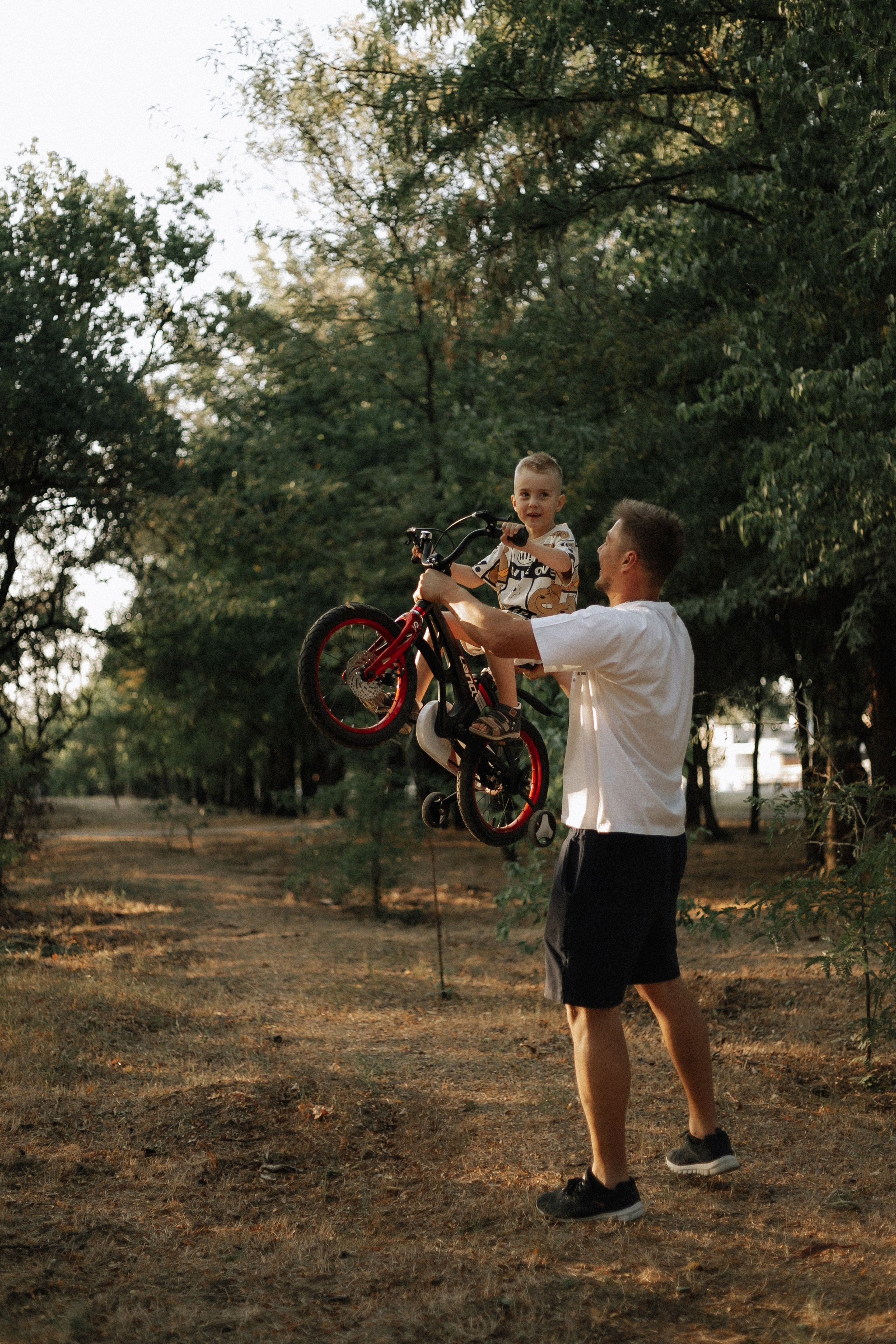 Папа учит сына кататься на велосипеде. Фотограф в Крыму | Виктория Нотевская