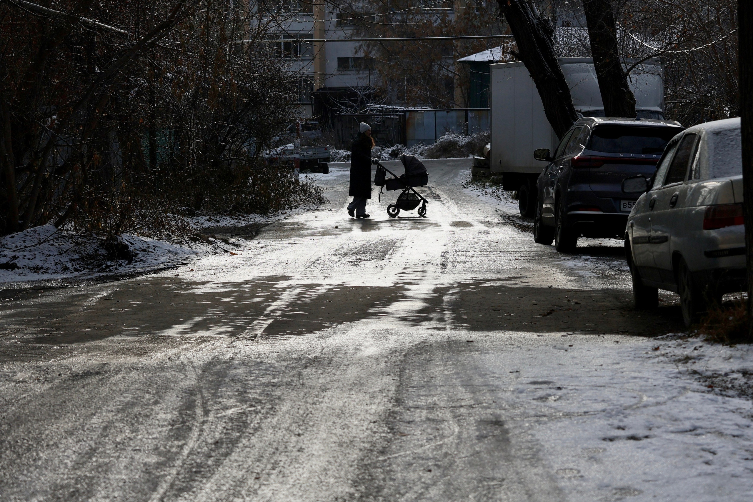 Людмила Владимировна. Хозяйка маленького дома в окружении многоэтажек. Репортажный фотограф Наталья Лапцевич