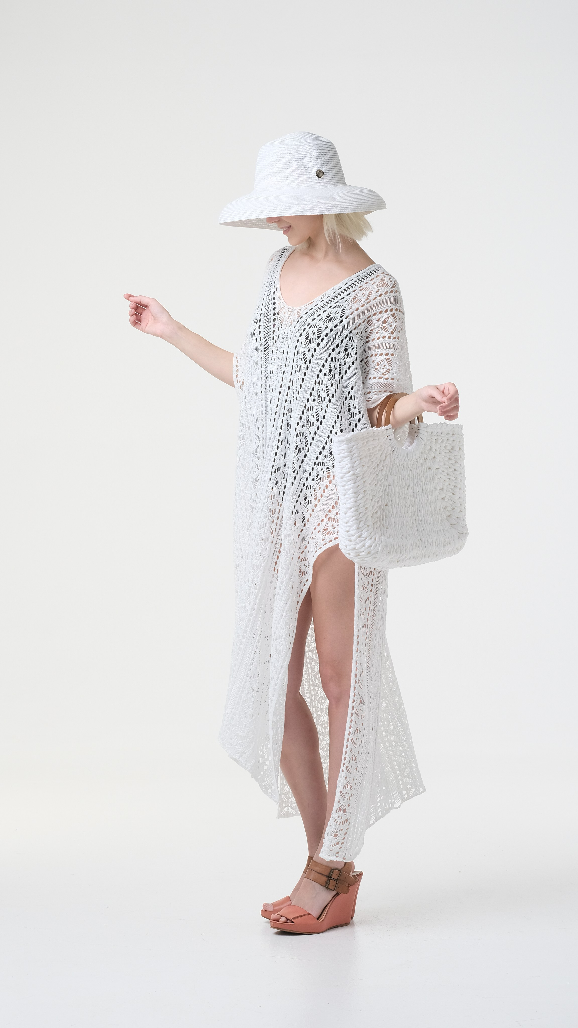 Нестандартная одежда для походов на пляж. Белый сетчатый верх в сочетании с белой шляпой и белой пляжной сумкой.
