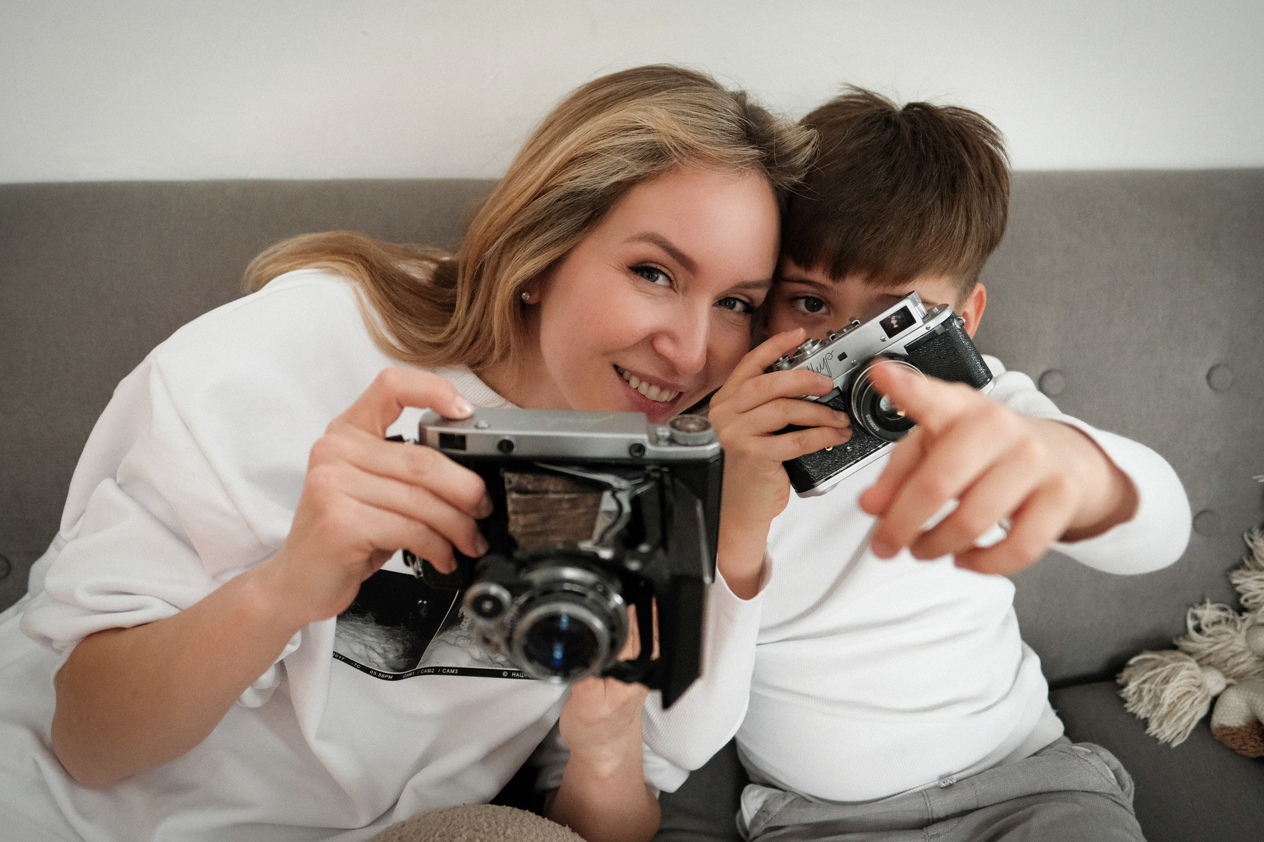Забавная фотография мамы с сыном с двумя фотоаппаратами. Фотосъемка в фотостудии в Коммунарке.