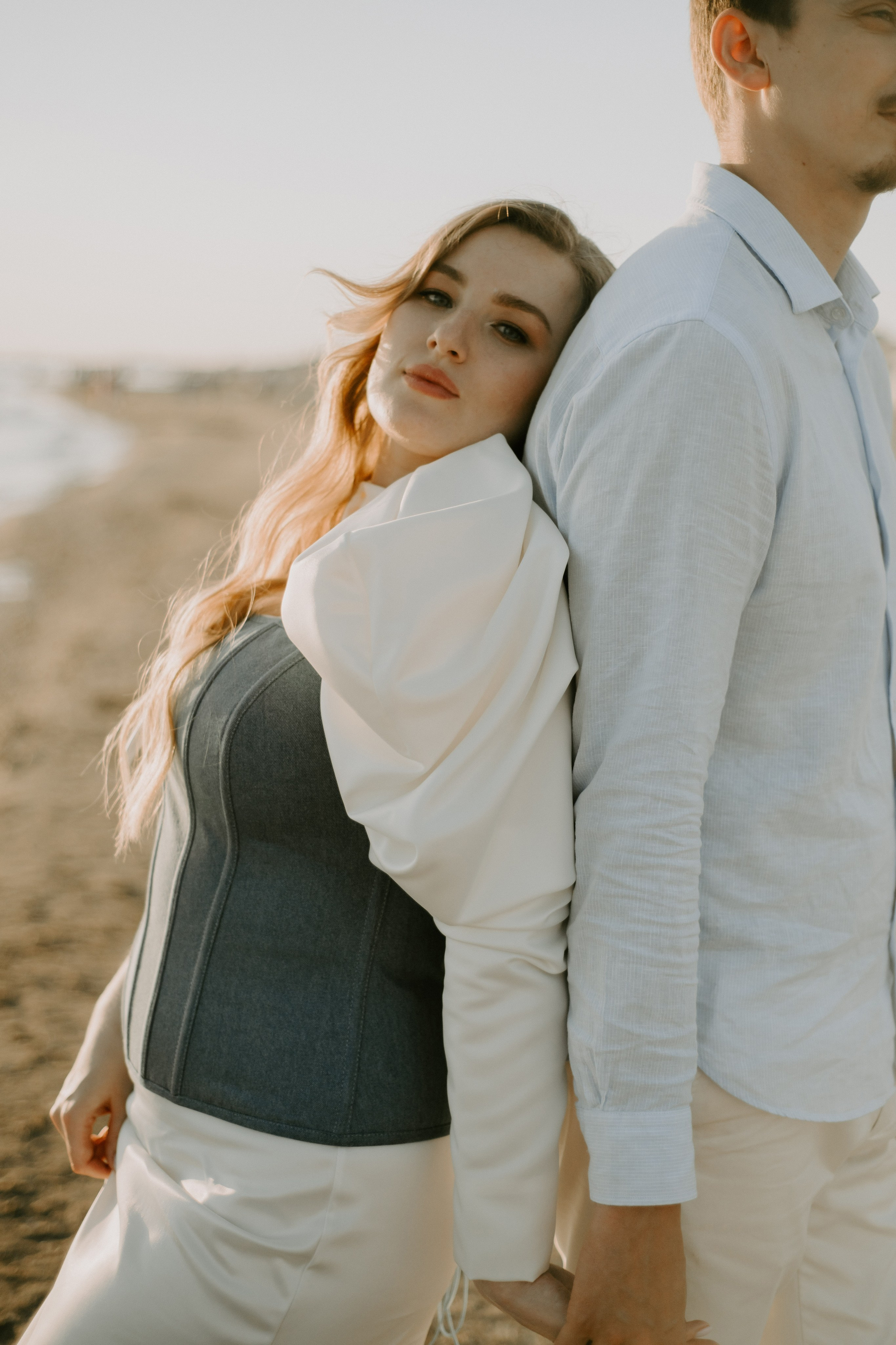 Свадебная фотография молодоженов на фоне побережья Анапы: романтический момент у моря