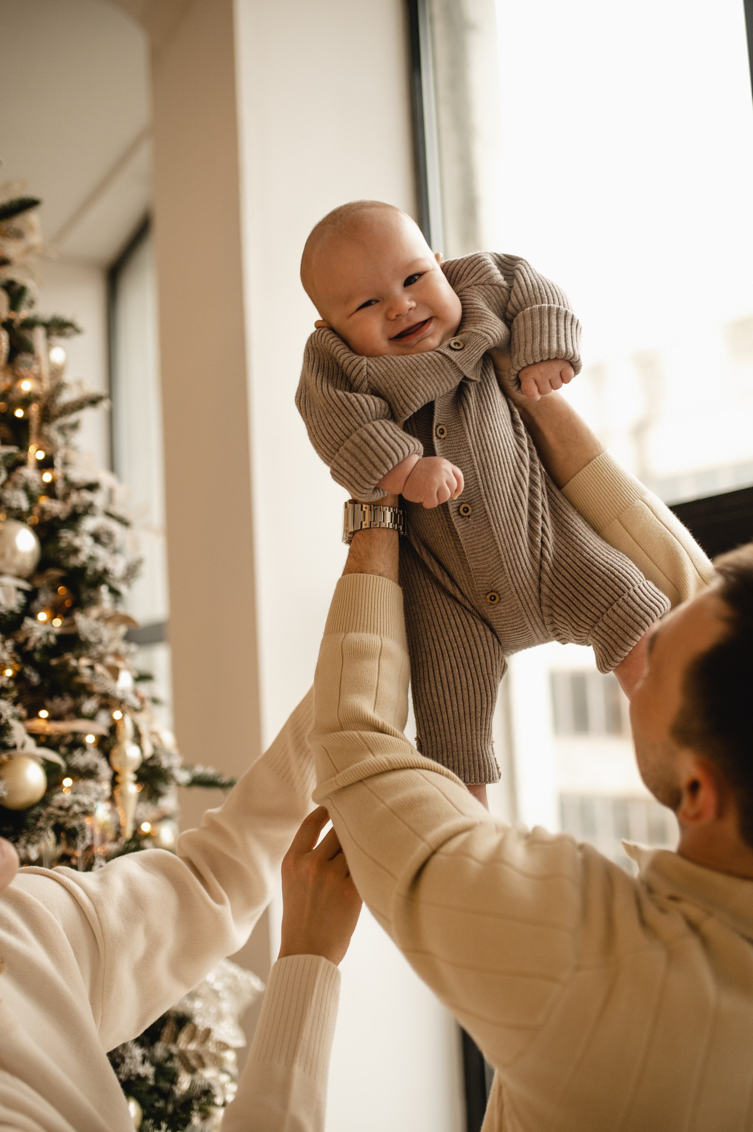 Новогодняя фотосессия в студии с малышом 6 месяцев в Бутово. Семейная фотосессия Бутово Москва фотограф Алина Морщагина