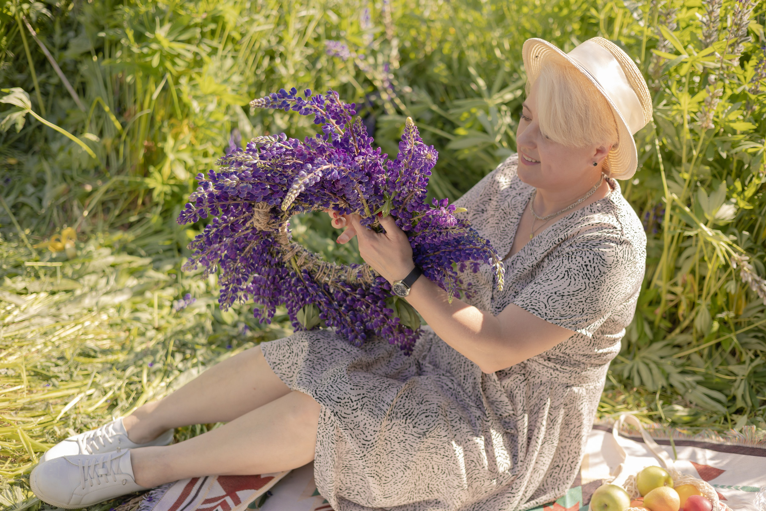 Фотосессия в поле с люпинами