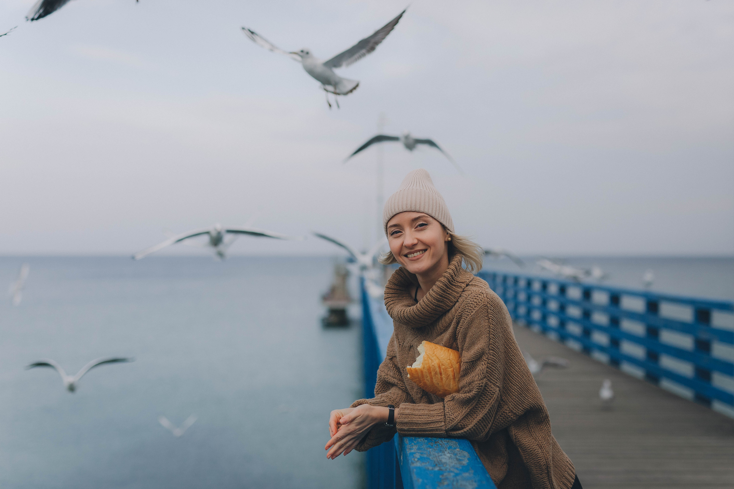 Ксения и чайки. Фотограф Зеленоградск Красильникова Елена