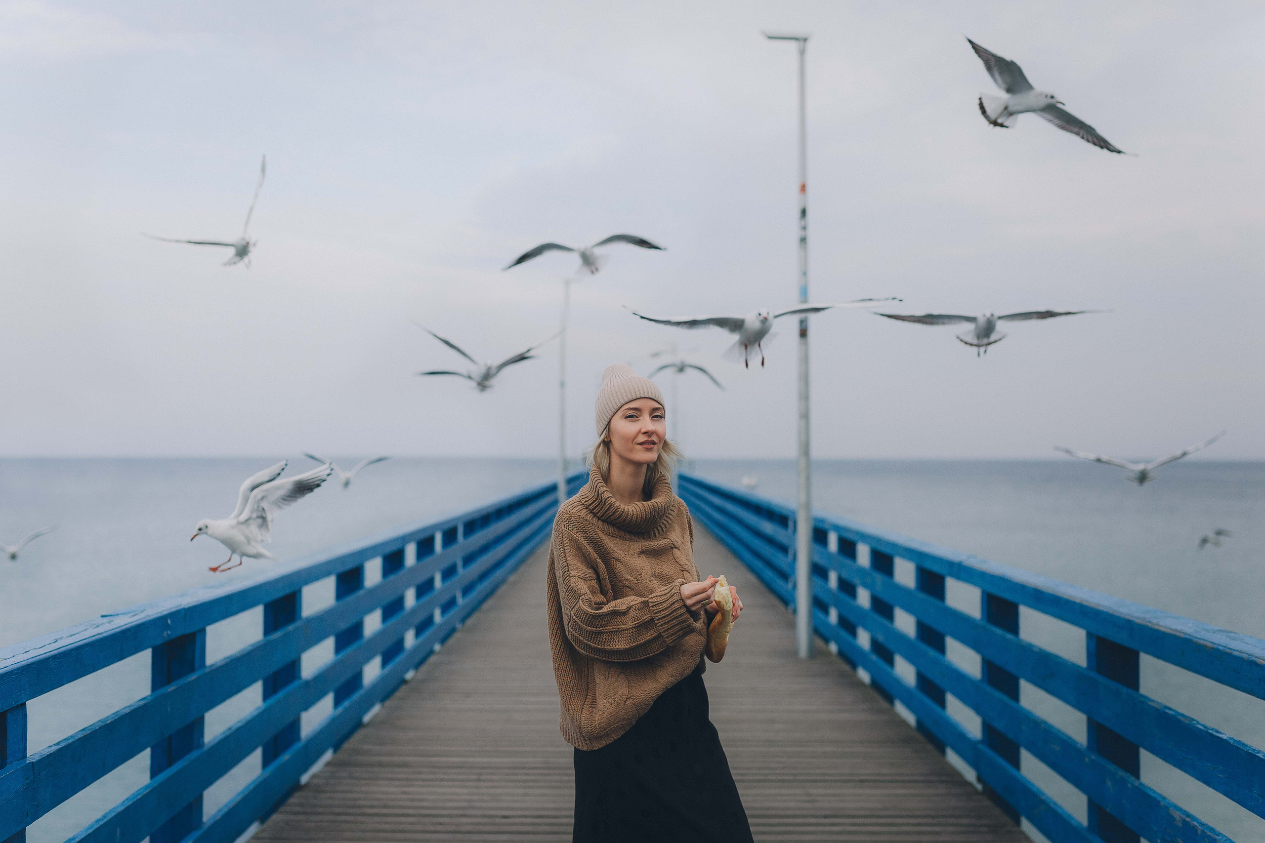 Ксения и чайки. Фотограф Зеленоградск Красильникова Елена