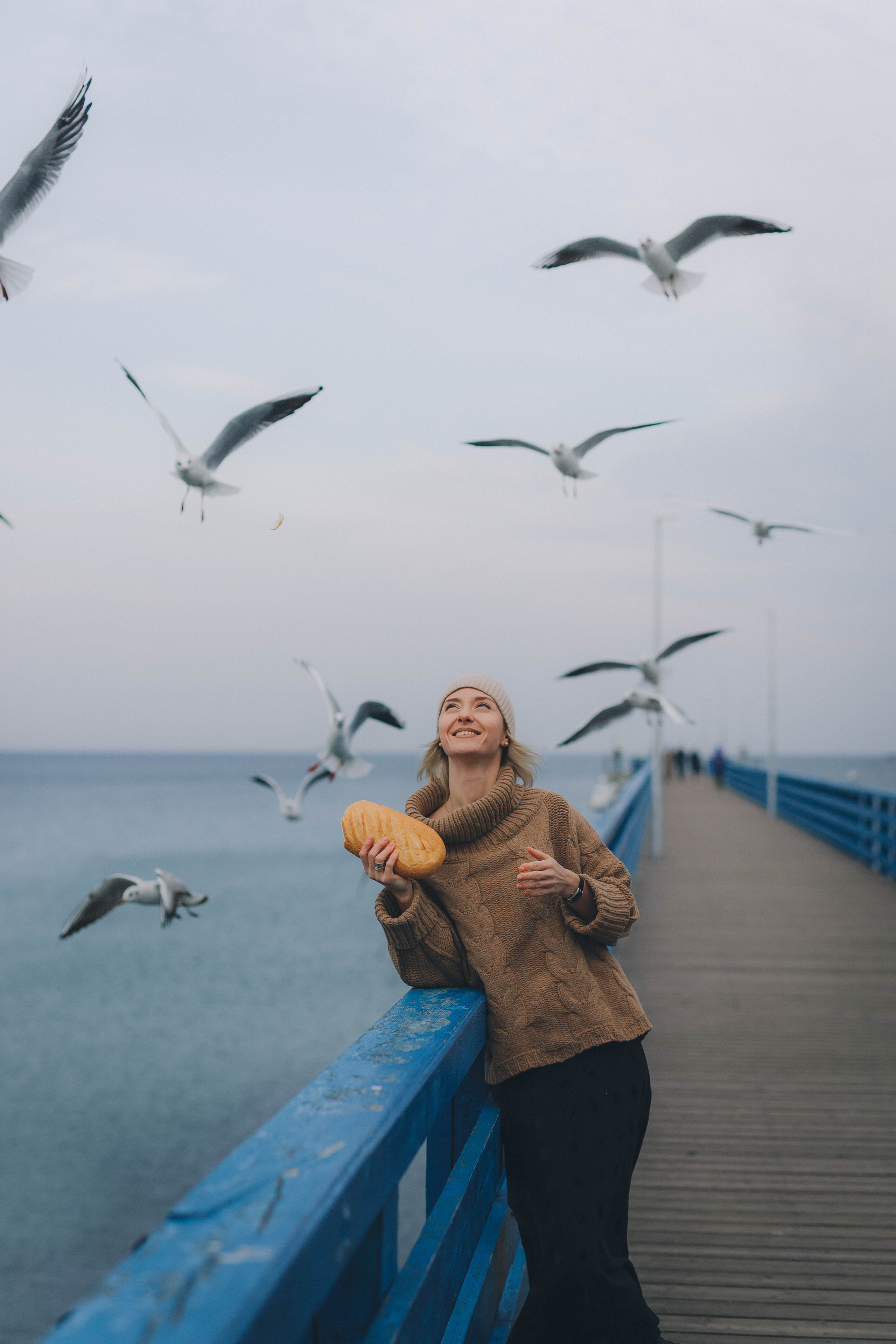 Ксения и чайки. Фотограф Зеленоградск Красильникова Елена