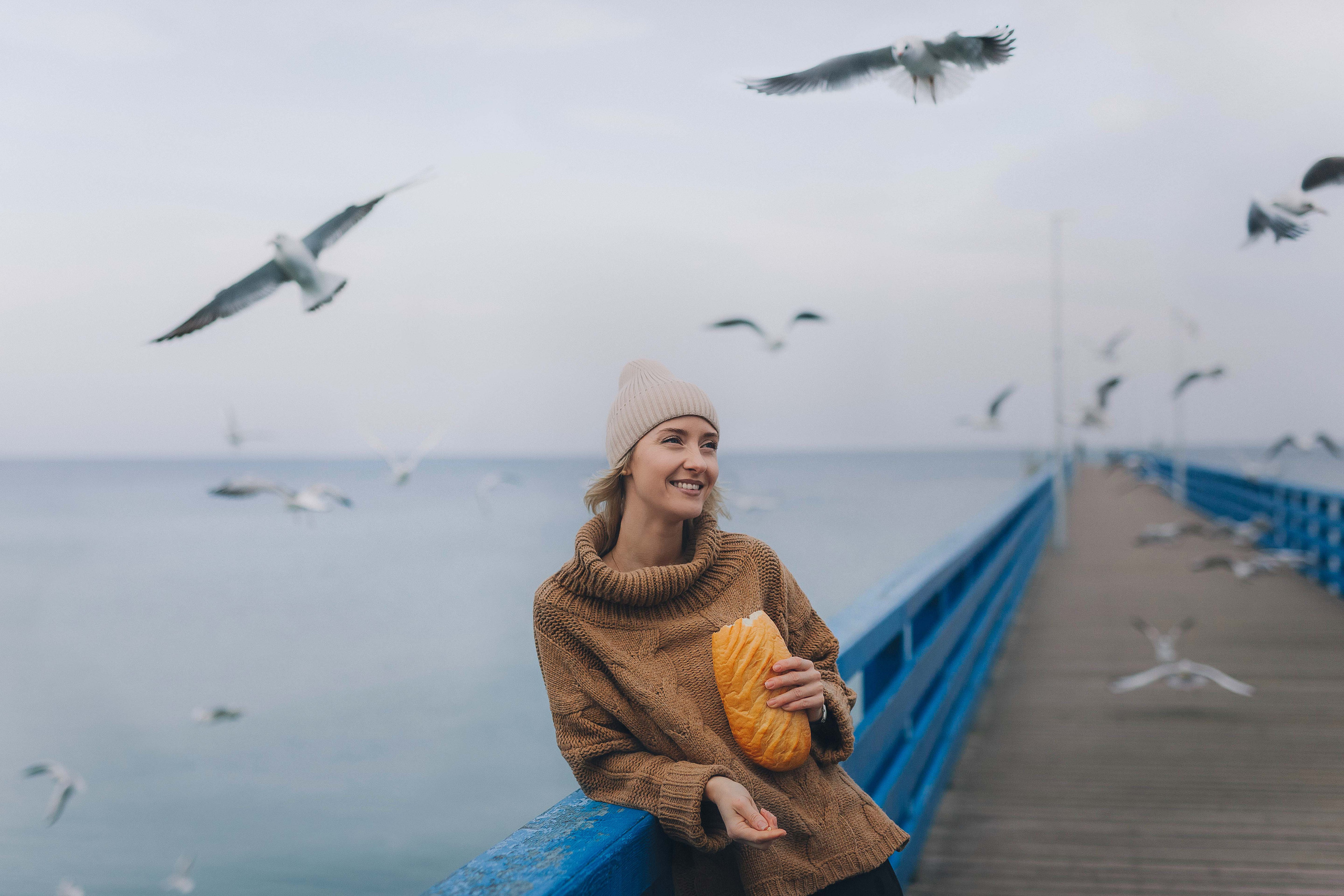 Ксения и чайки. Фотограф Зеленоградск Красильникова Елена
