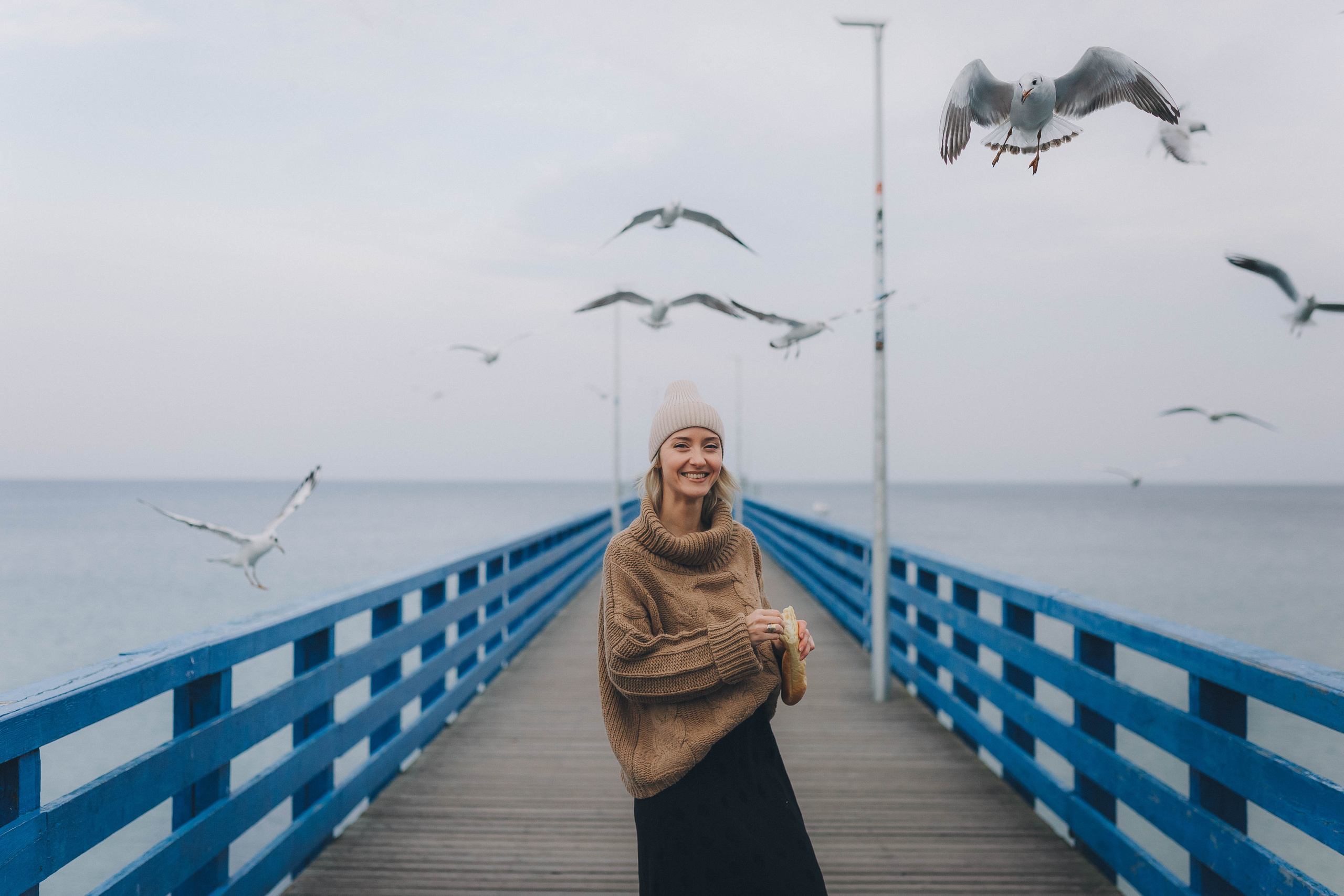 Ксения и чайки. Фотограф Зеленоградск Красильникова Елена