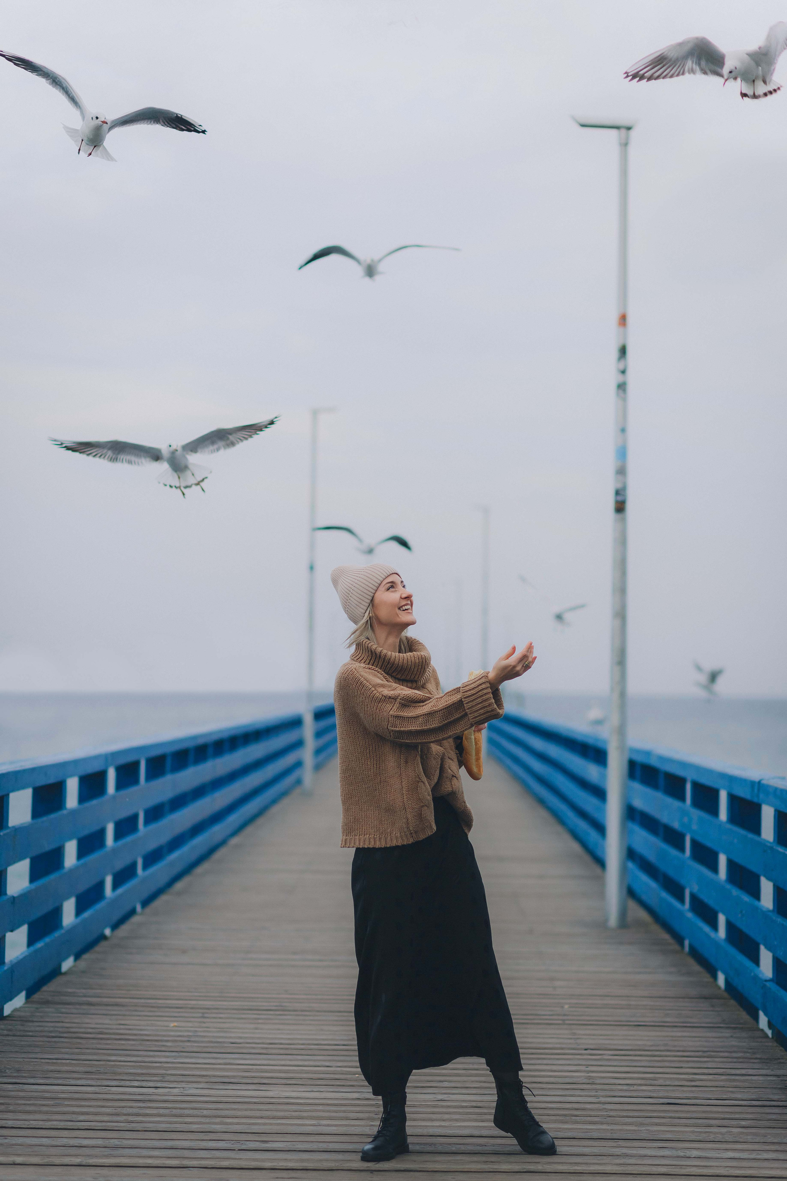 Ксения и чайки. Фотограф Зеленоградск Красильникова Елена