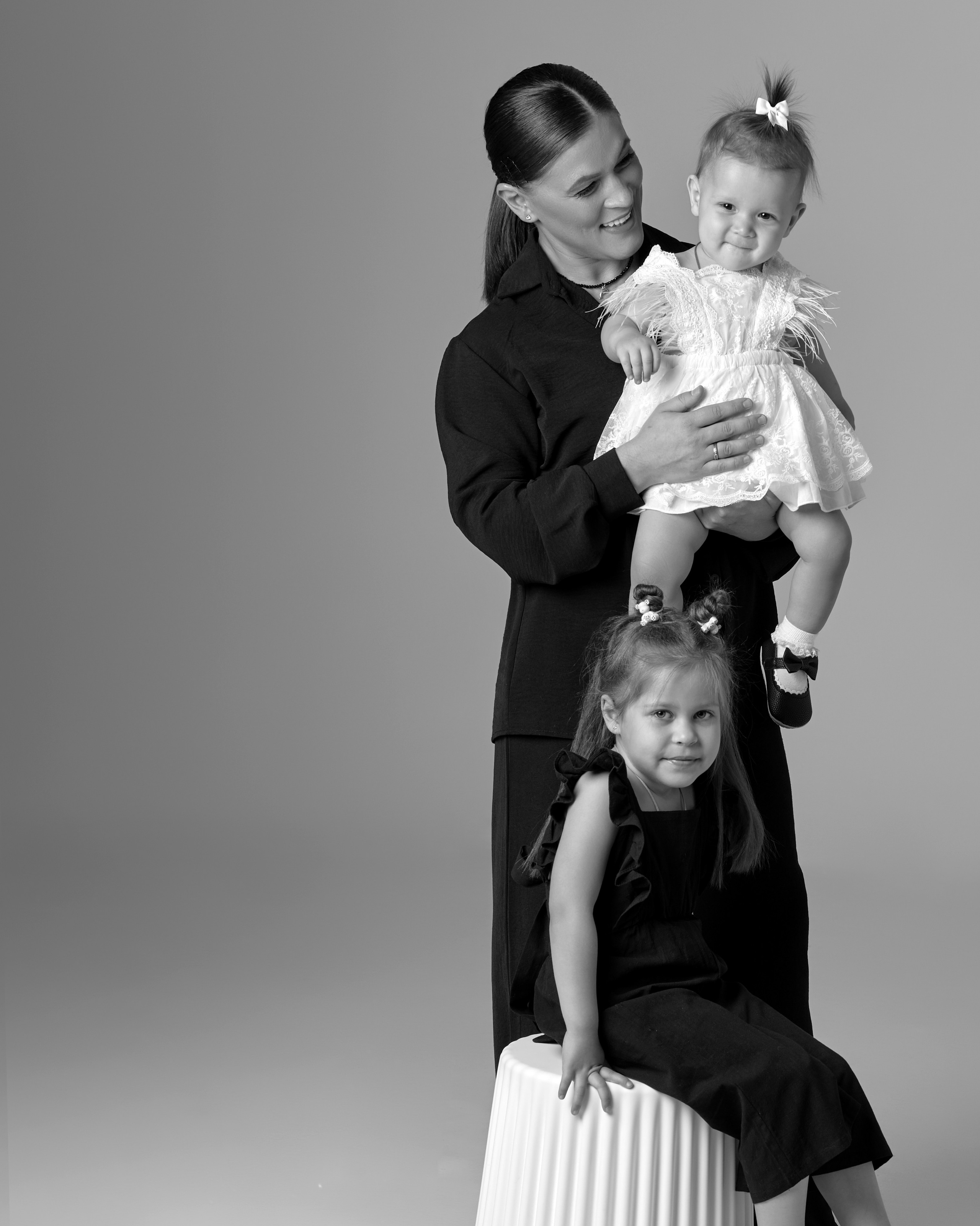 Семейная фотосессия в студии с импульсным светом