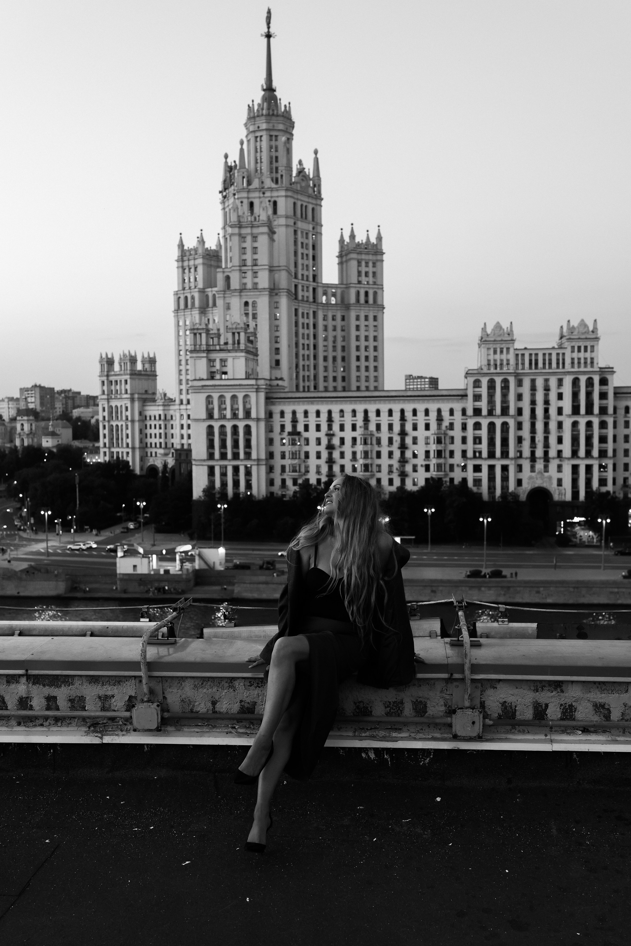 На крыше города с видом на Котельническую набережную. Свадебный фотограф в Москве Людмила Яковлева