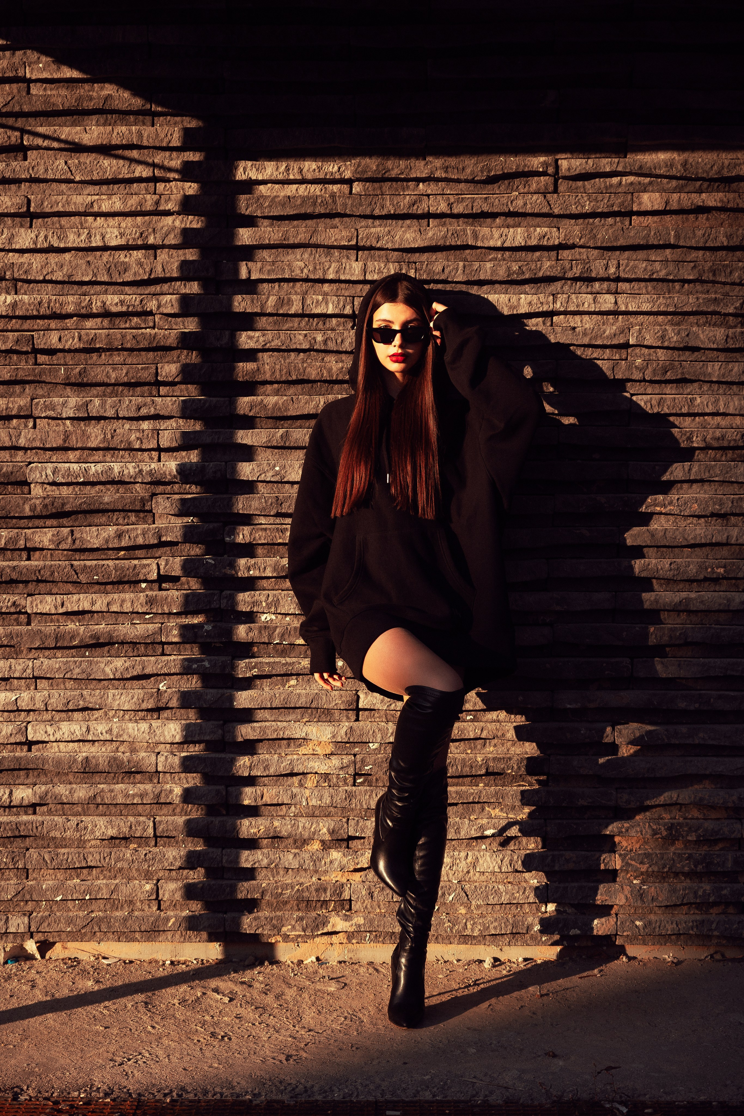 закатное солнце тени ботфорты толстовка очки черные