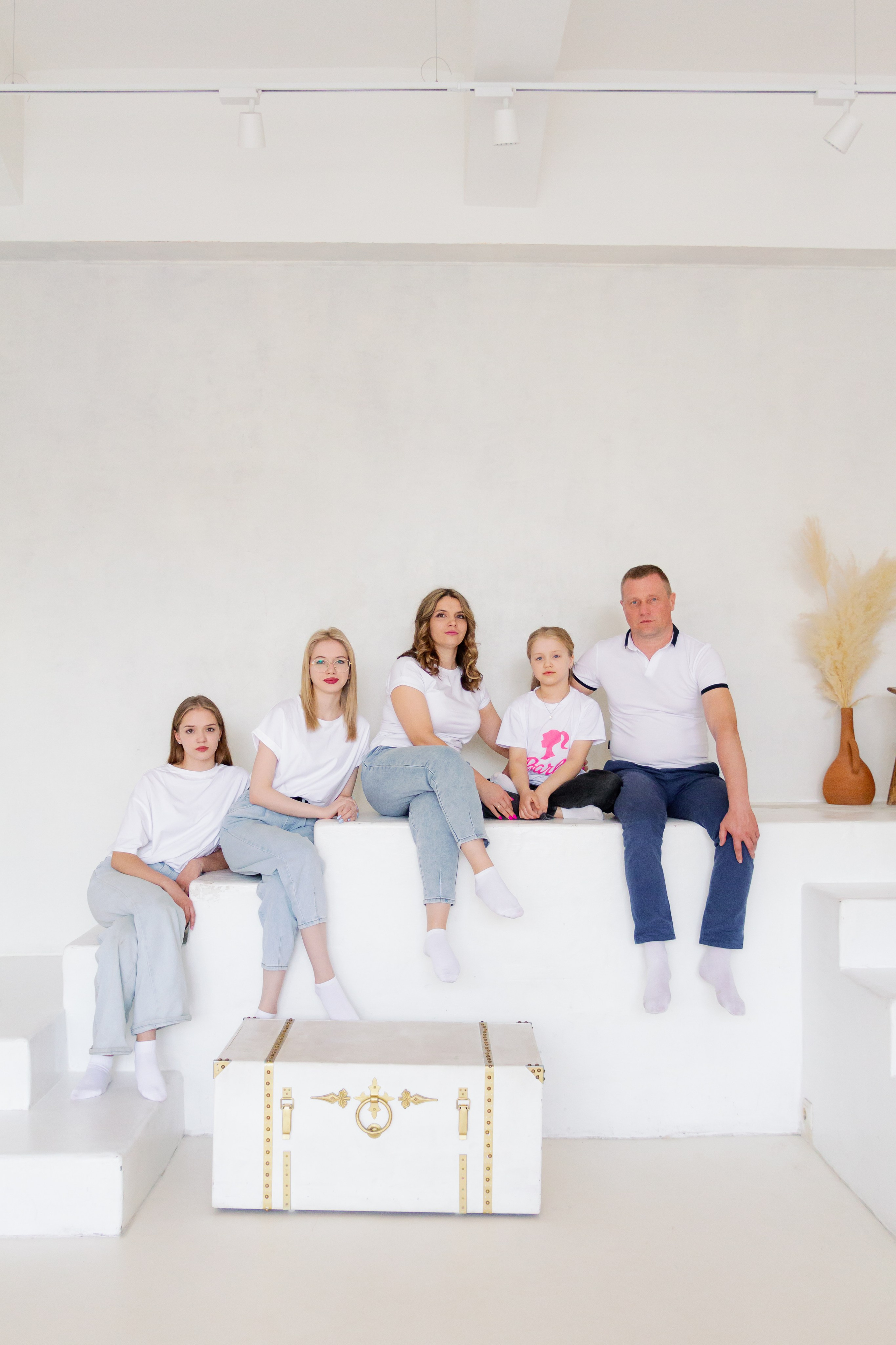 Две сестры. Две семьи. Одна любовь. Семейная фотосессия в студии, Екатеринбург. Фотограф в Екатеринбурге Пойгина Елена