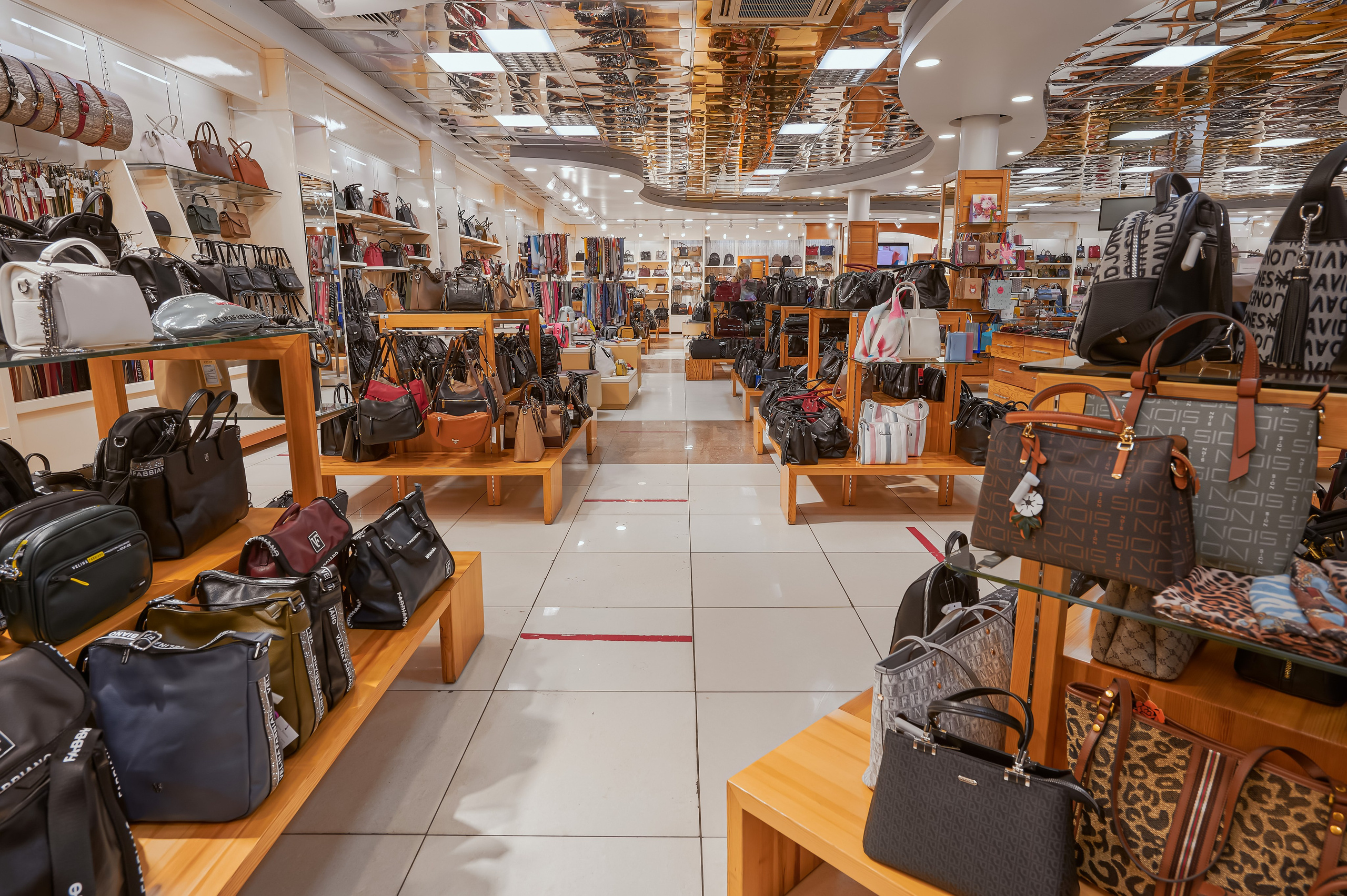 Портфолио по интерьерной и экстерьерной фотосъёмки: Мир Сумок — Правый берег. Фотограф Яковлев Роман — Красноярск