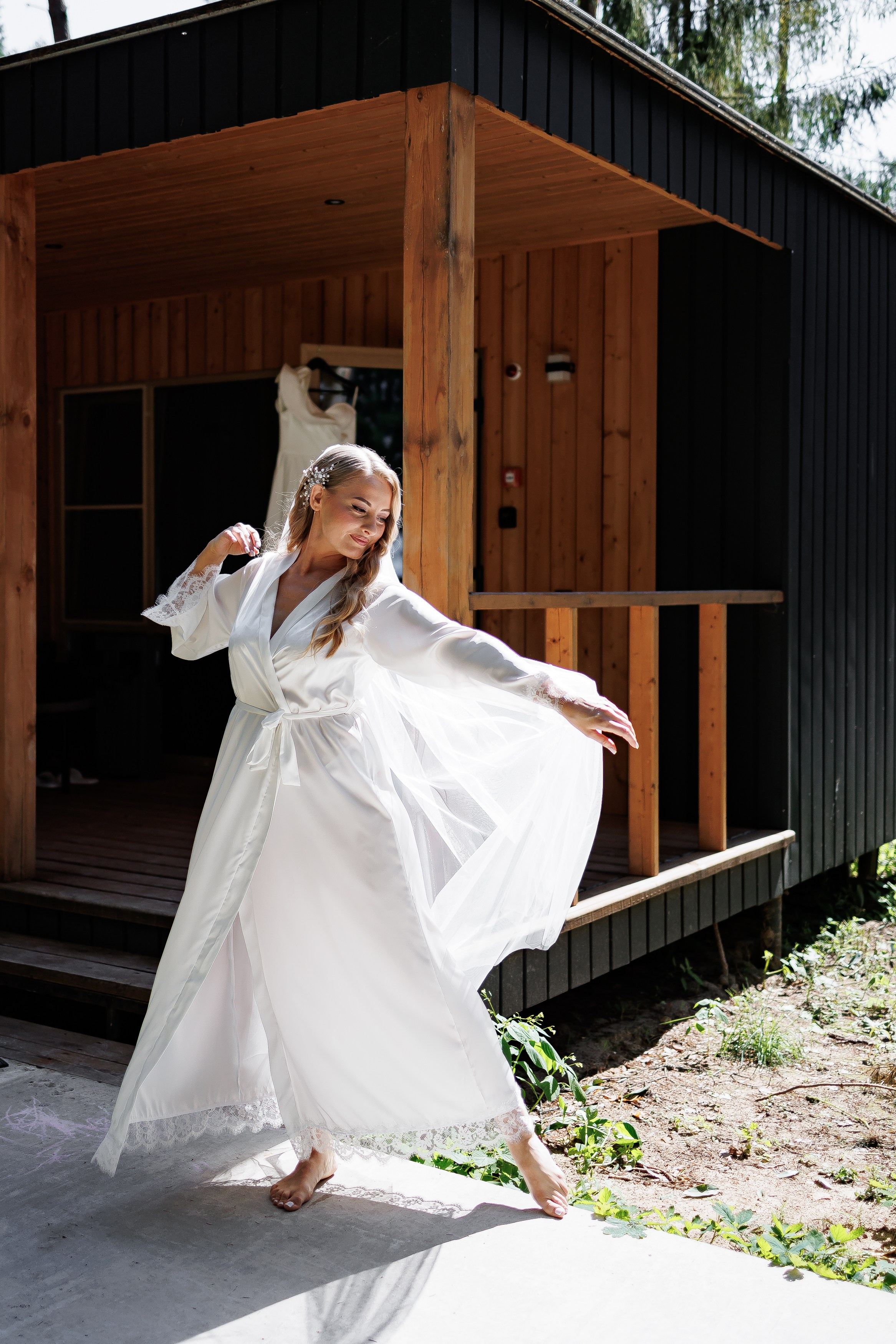 Запечатлейте свою любовь в каждом кадре: профессиональный свадебный фотограф создаст незабываемые моменты вашего особенного дня.