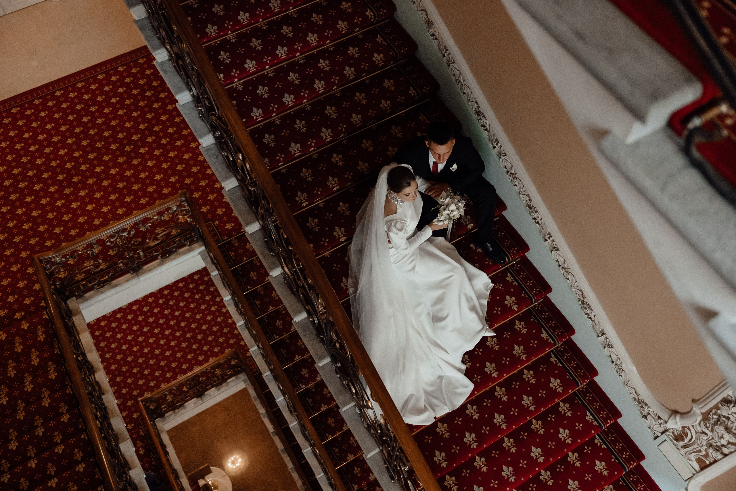 свадебная фотосессия на лестнице в отеле националь