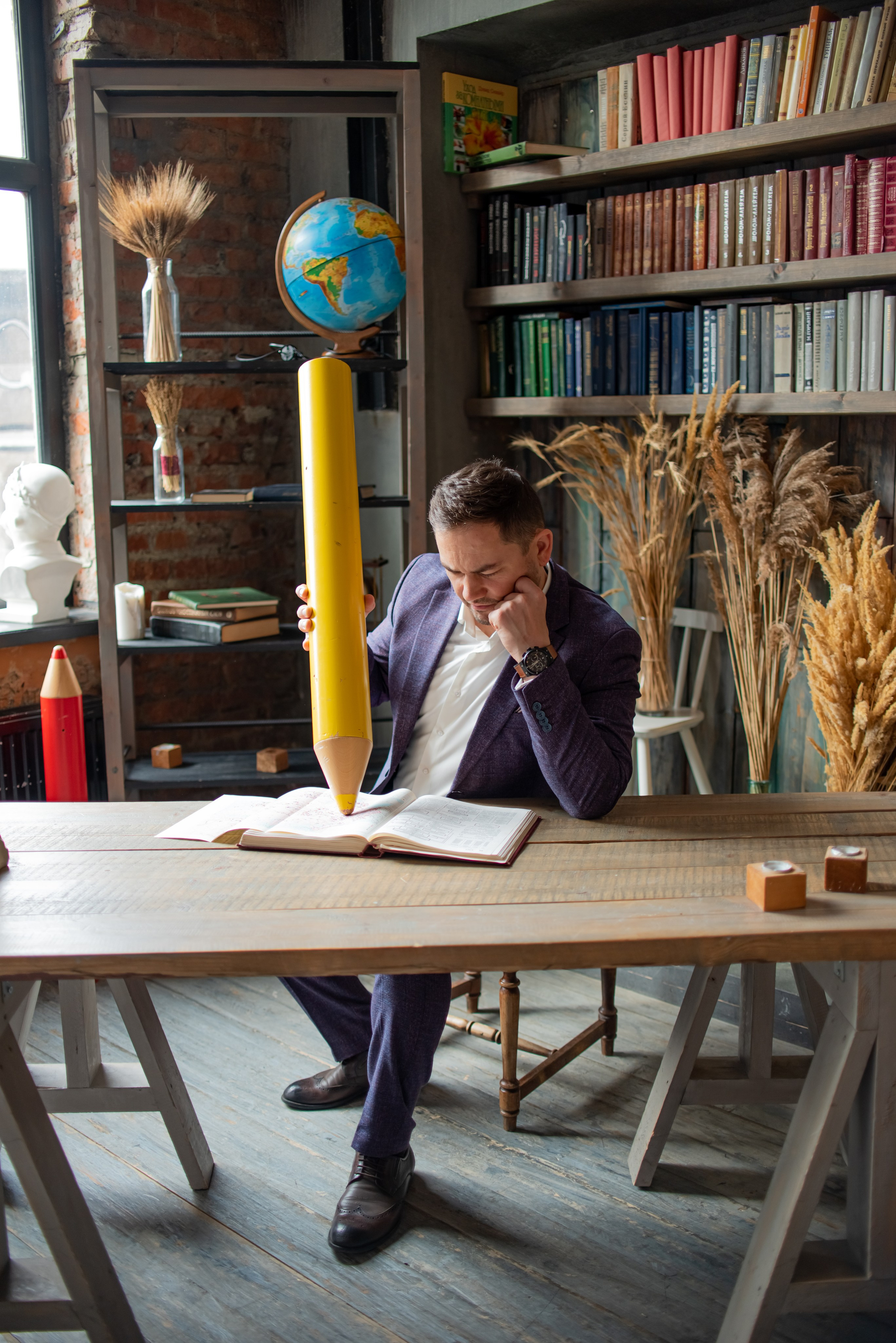 Семейный портрет в фотостудии Москвы, передающий радость и тепло."