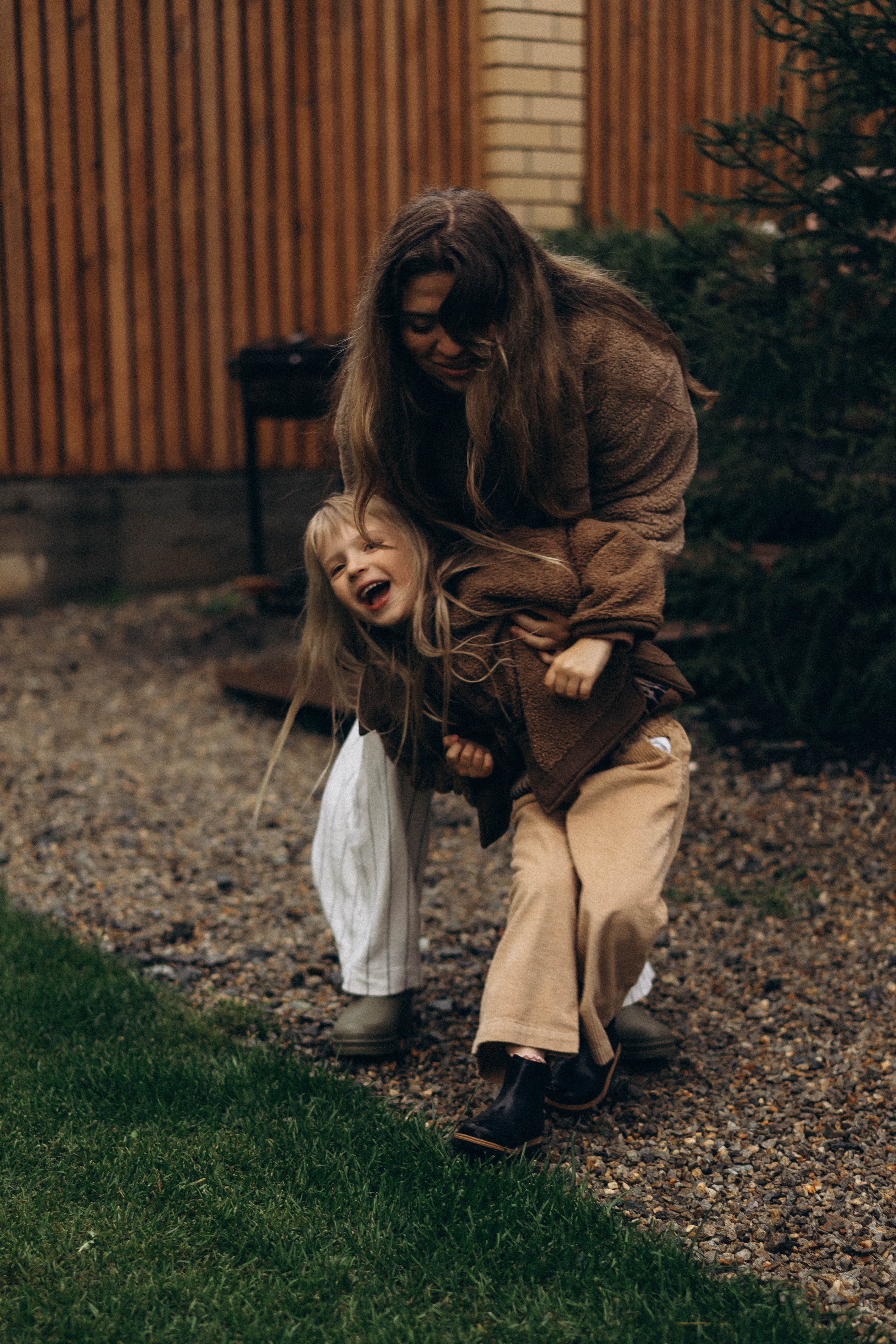 Фотосессия у дома во дворе мама и дочка. Фотограф Екатеринбург Кокшарова Александра