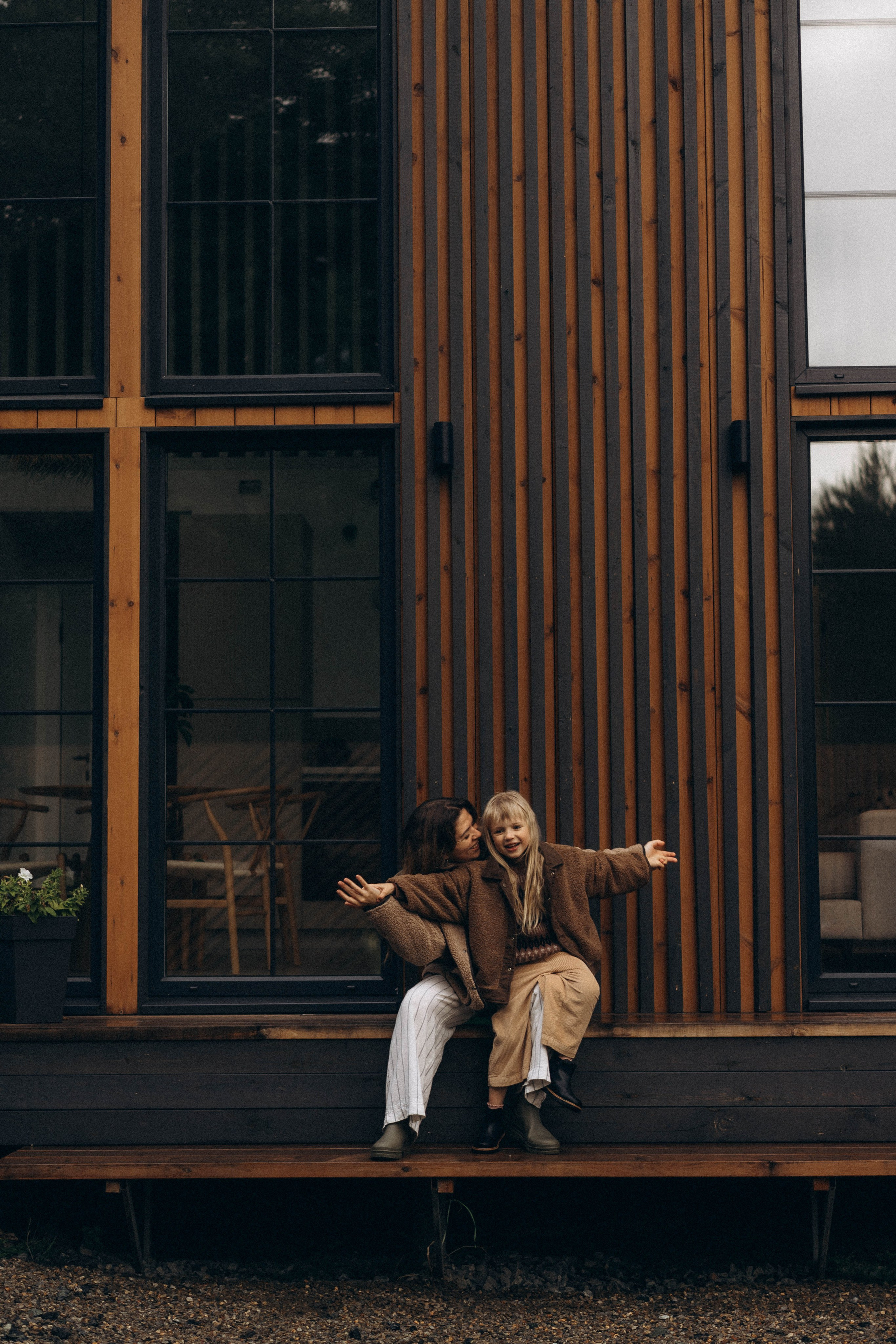 Фотосессия у дома во дворе мама и дочка. Фотограф Екатеринбург Кокшарова Александра