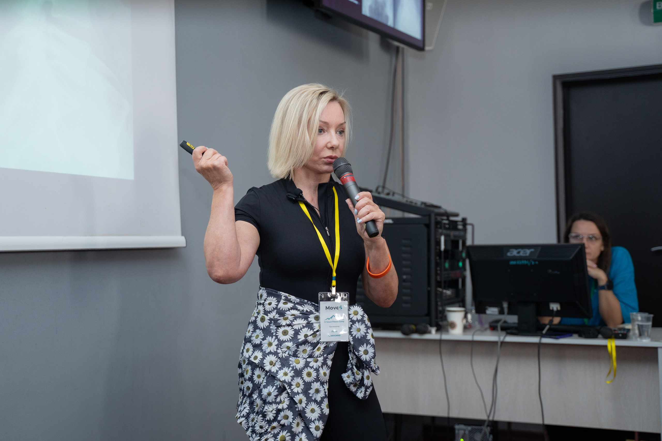 Один из спикеров выступает с докладом 