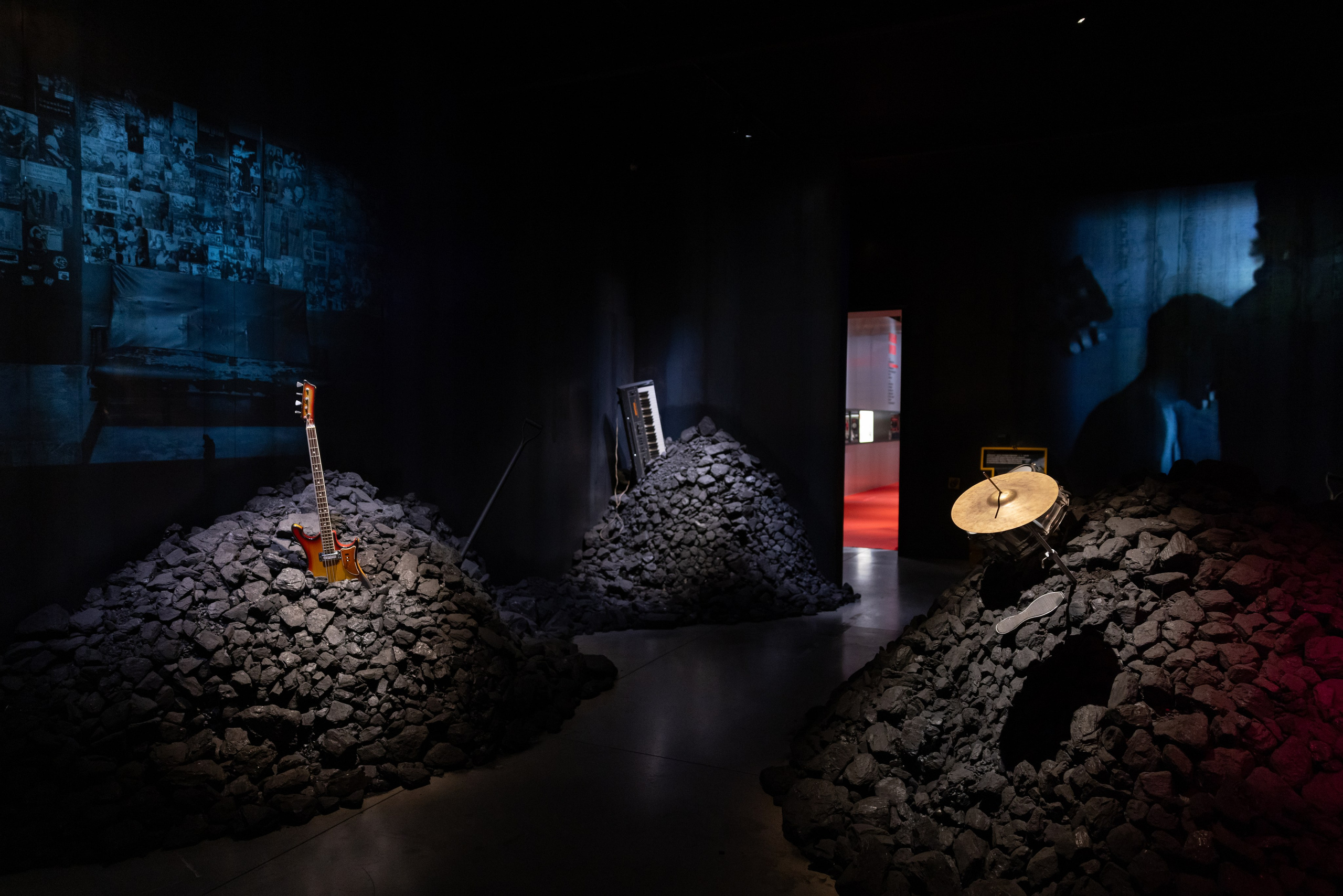 Выставка-байопик «Виктор Цой. Легенда» (10 октября 2025). Репортажный фотограф Алексей Пирязев