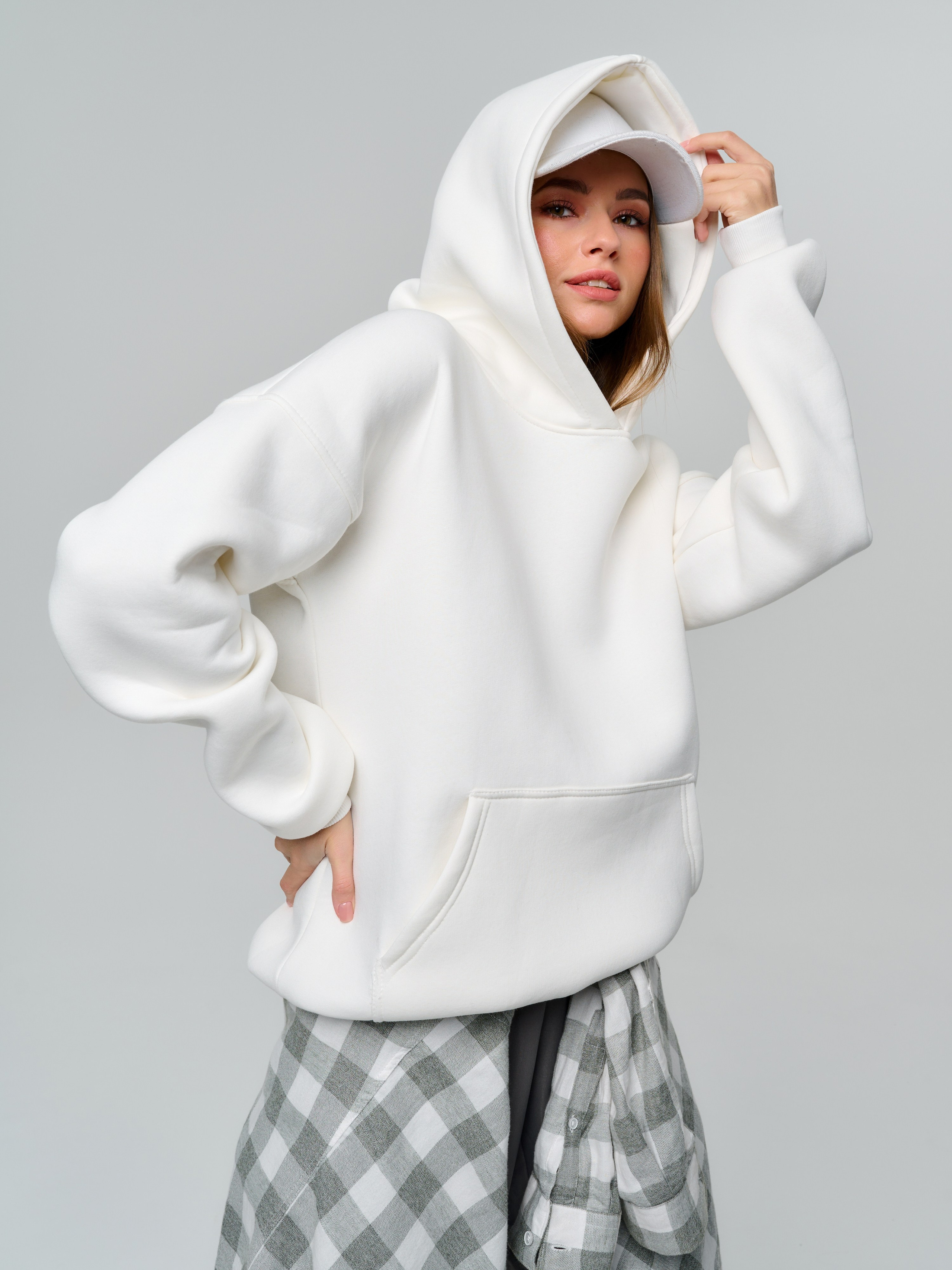 Фотосессия для маркетплейсов в москве - девушка в белой толстовке