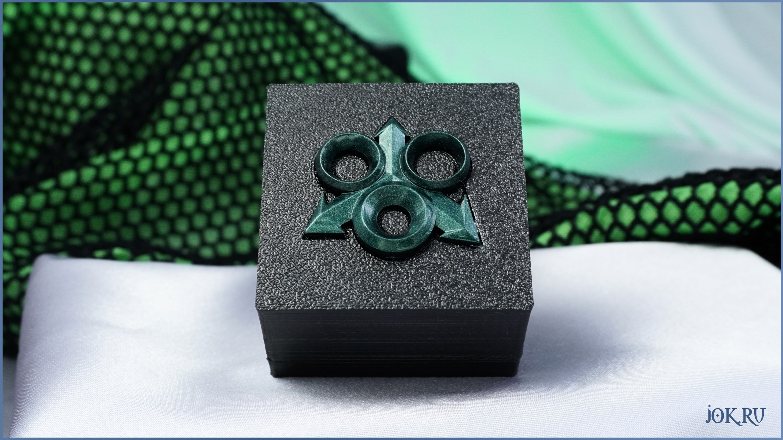 Перстень Нургла выполнен в стиле тёмной и мистической эстетики, характерной для вселенной Warhammer.