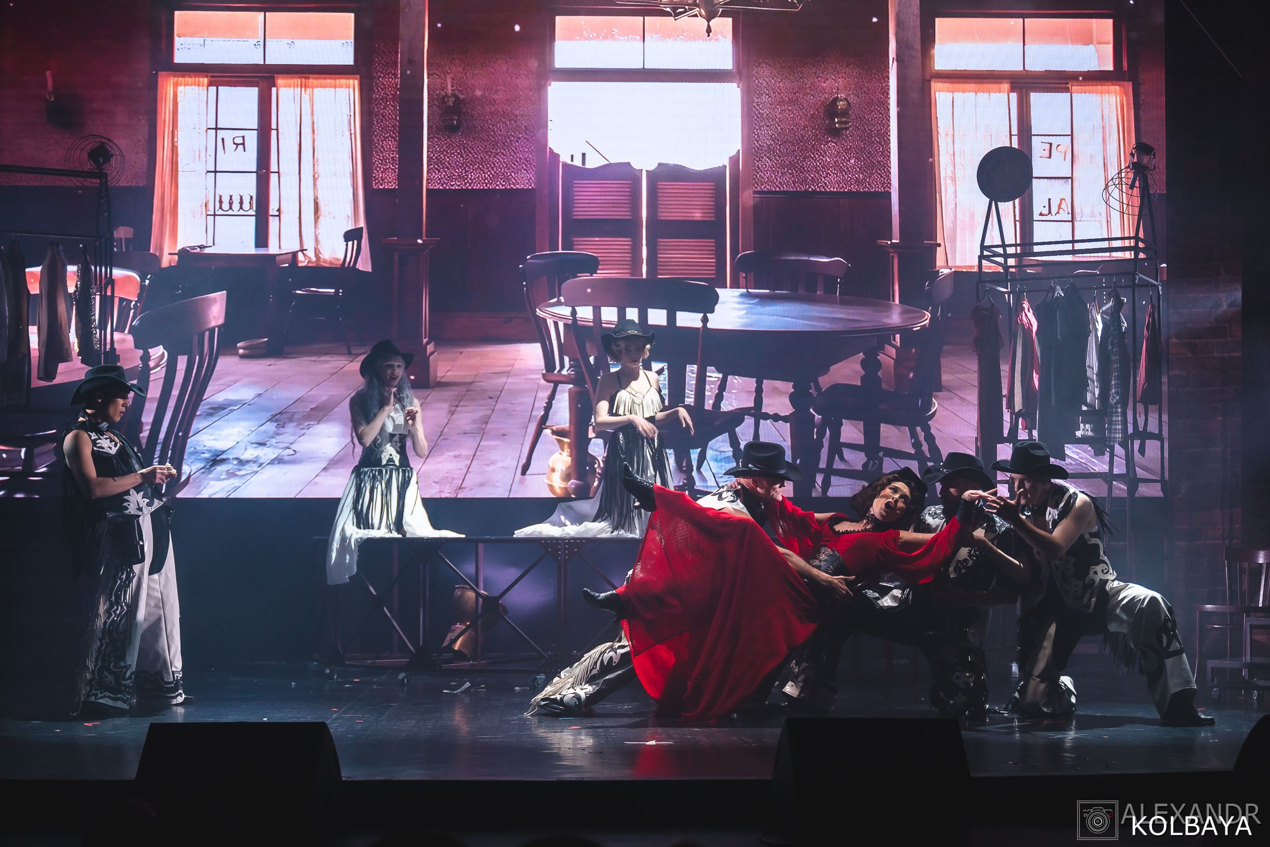 Фотографии со спектакля «Привет, я тетя Чарли». Концертный и театральный репортажный фотограф в Москве Александр Колбая