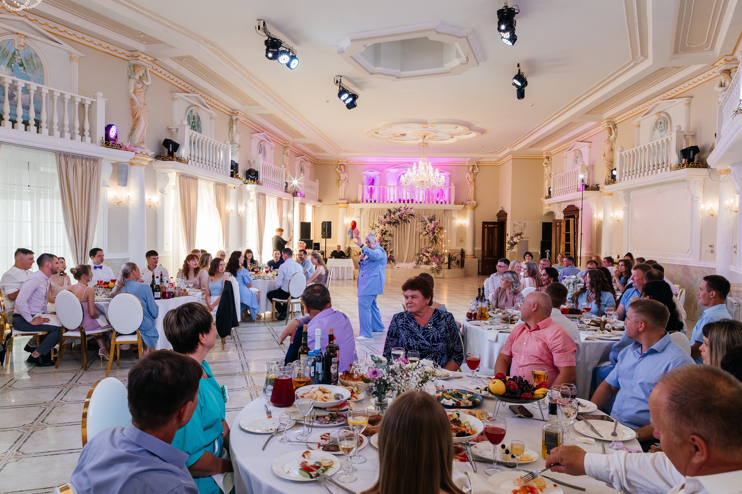 Трогательная выездная церемония в уютном ресторане. Олег Сверчков | Свадебный фотограф Вологда