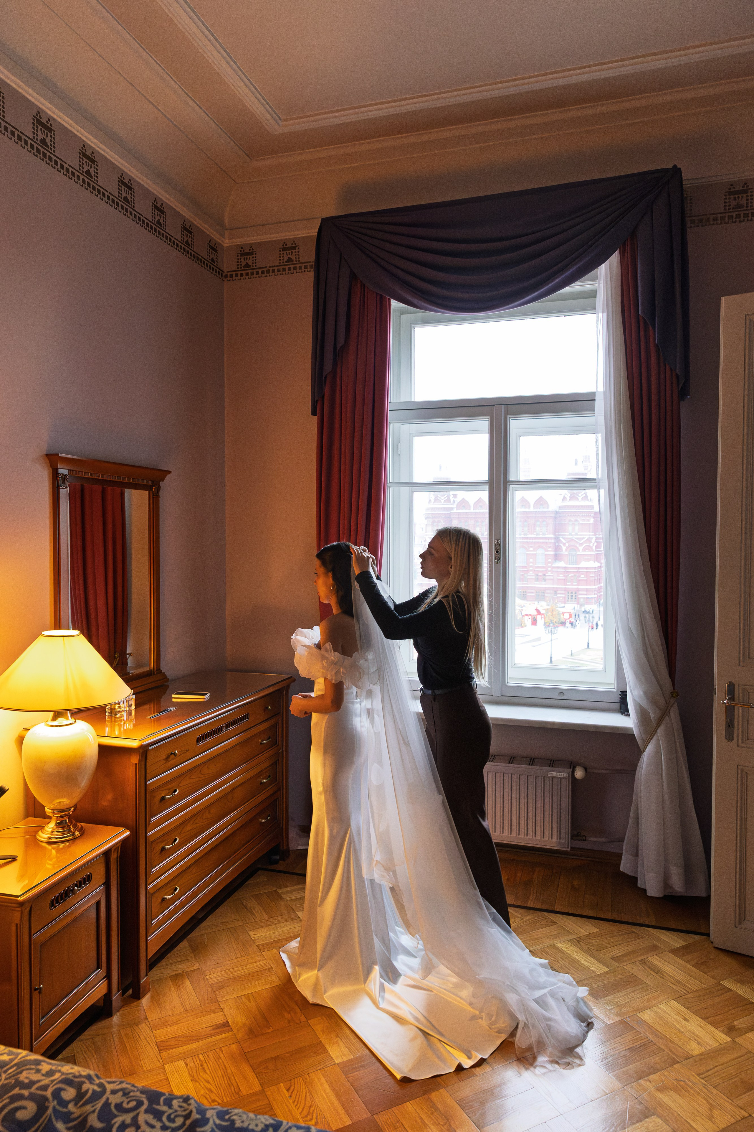 Свадебная фотосессия и сборы в гостинице Националь. Свадебный фотограф Москва и МО Сергей Киржаев